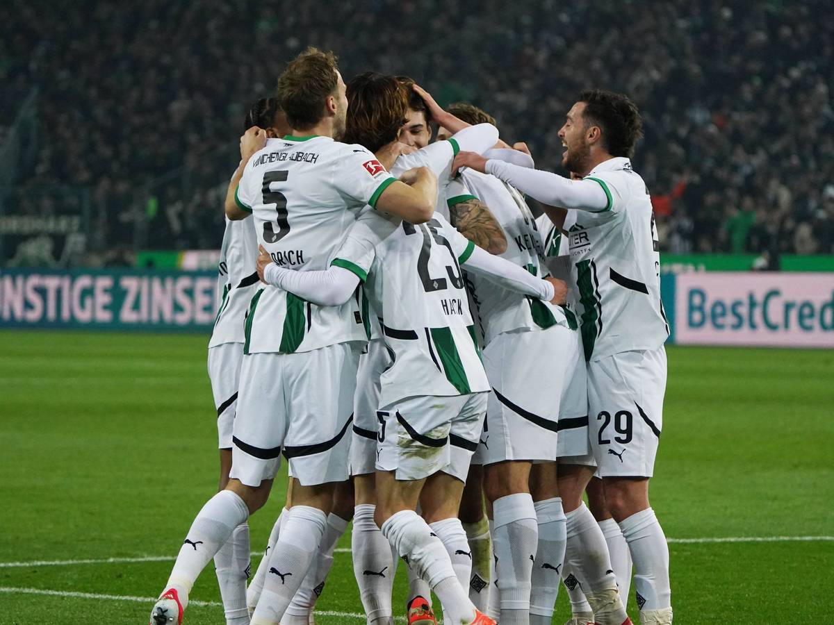 Gladbach-Profis feiern ein Tor zusammen.