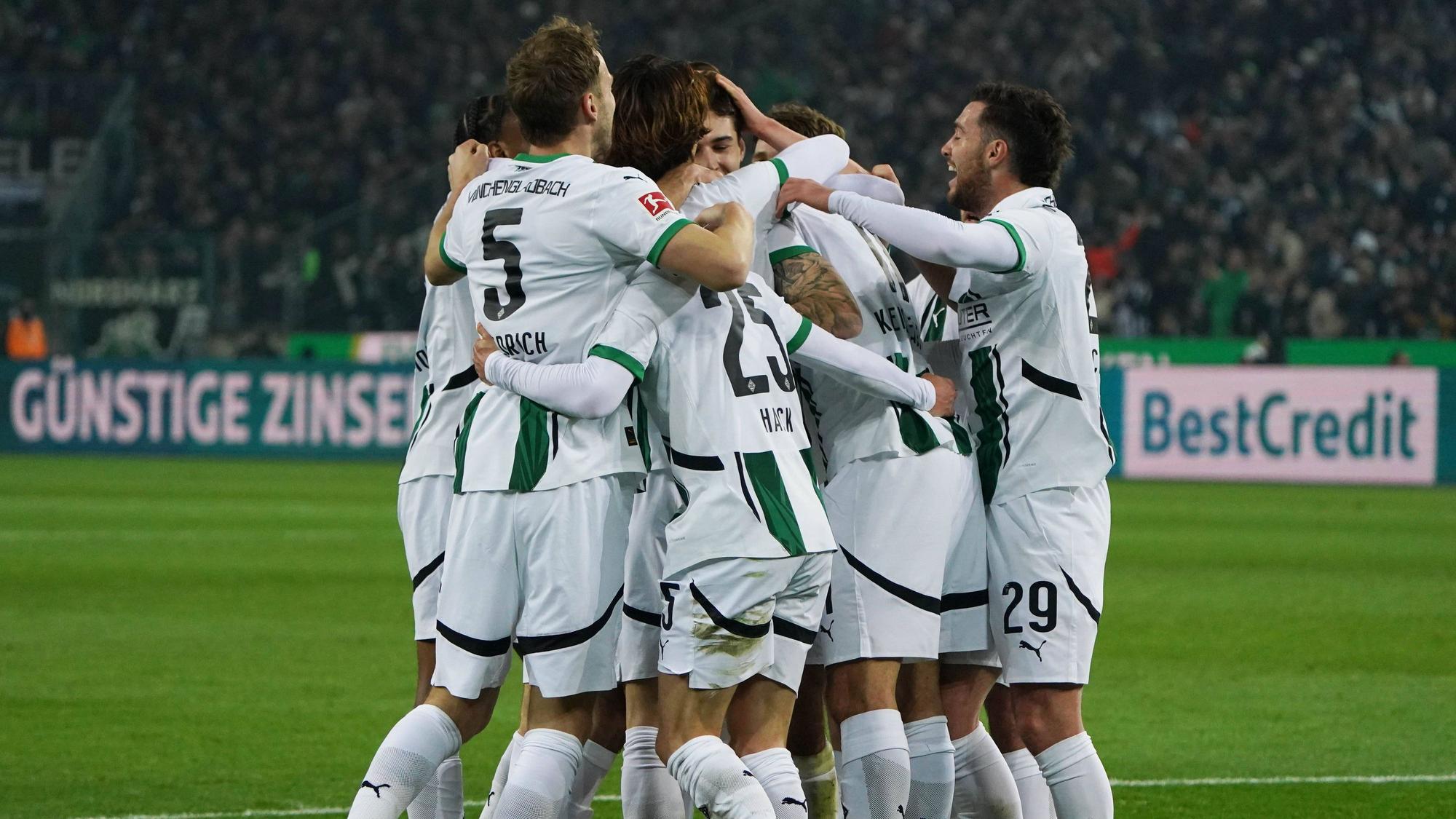 Gladbach-Profis feiern ein Tor zusammen.