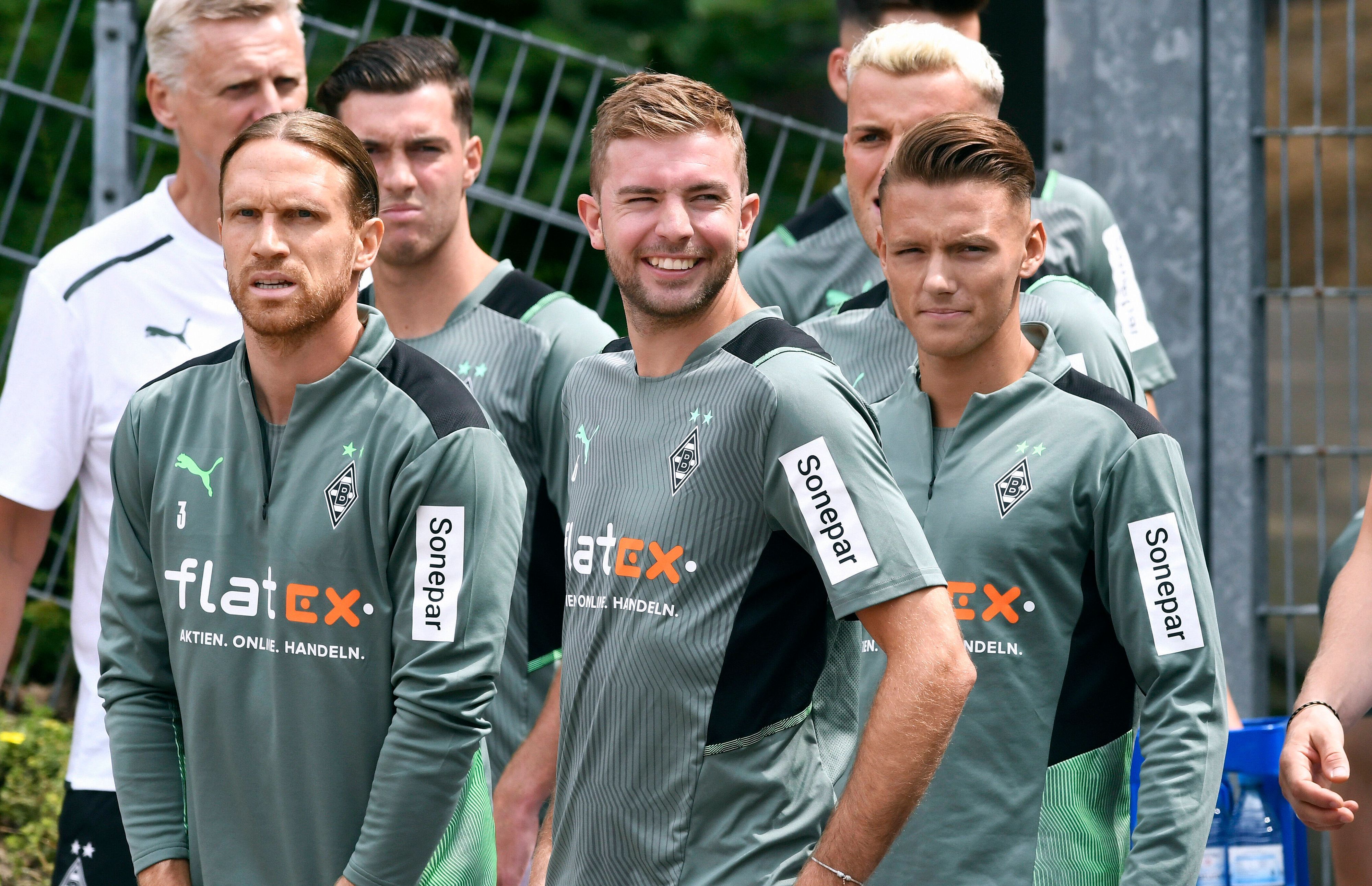 Die Gladbach-Profis Michael Lang, Christoph Kramer und Hannes Wolf stehen beim Testspiel gegen Viktoria Köln auf dem Platz und blicken in die Kamera.
