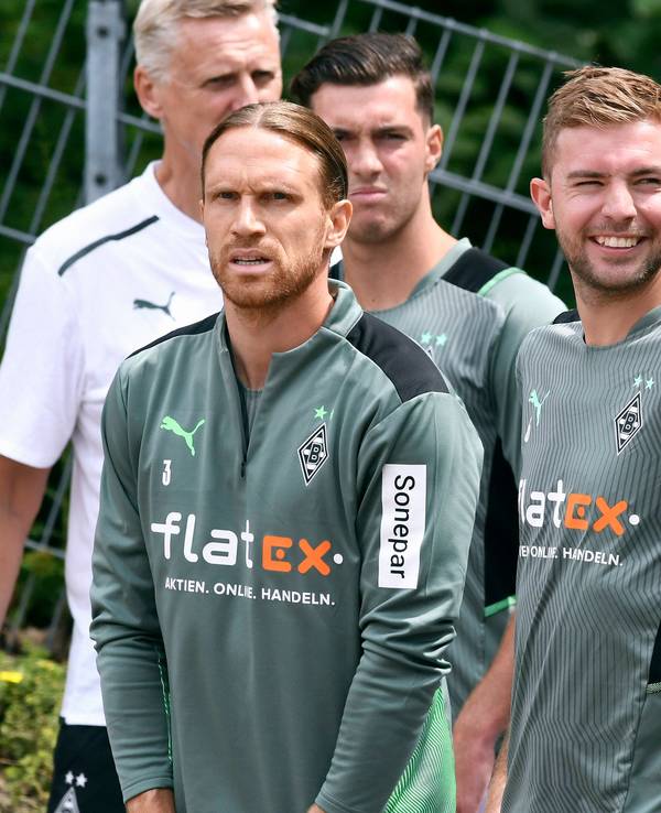 Die Gladbach-Profis Michael Lang, Christoph Kramer und Hannes Wolf stehen beim Testspiel gegen Viktoria Köln auf dem Platz und blicken in die Kamera.