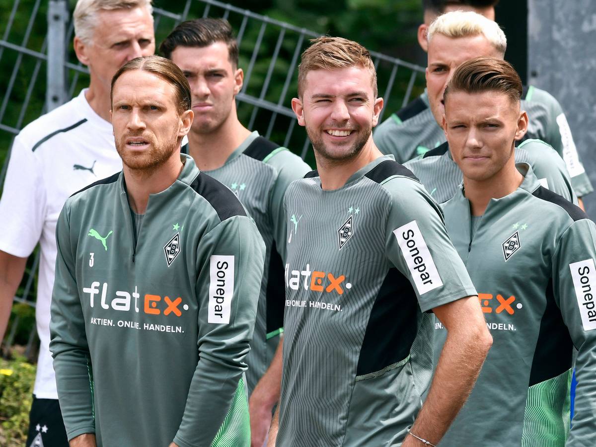 Die Gladbach-Profis Michael Lang, Christoph Kramer und Hannes Wolf stehen beim Testspiel gegen Viktoria Köln auf dem Platz und blicken in die Kamera.