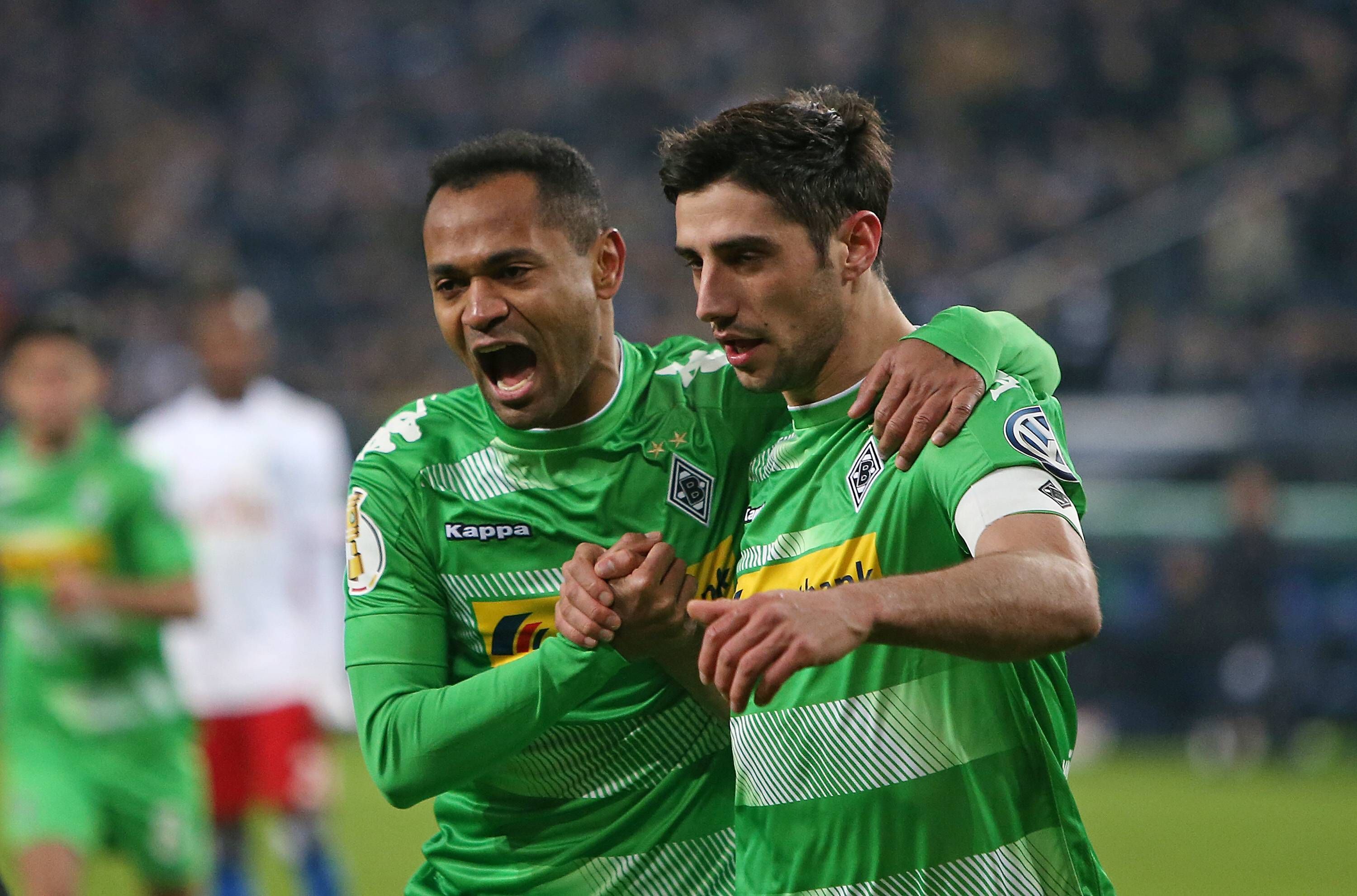 Die Gladbach-Profis Raffael und Lars Stindl jubeln im Viertelfinalspiel des DFB-Pokals beim Hamburger SV gemeinsam über Stindls Tor.