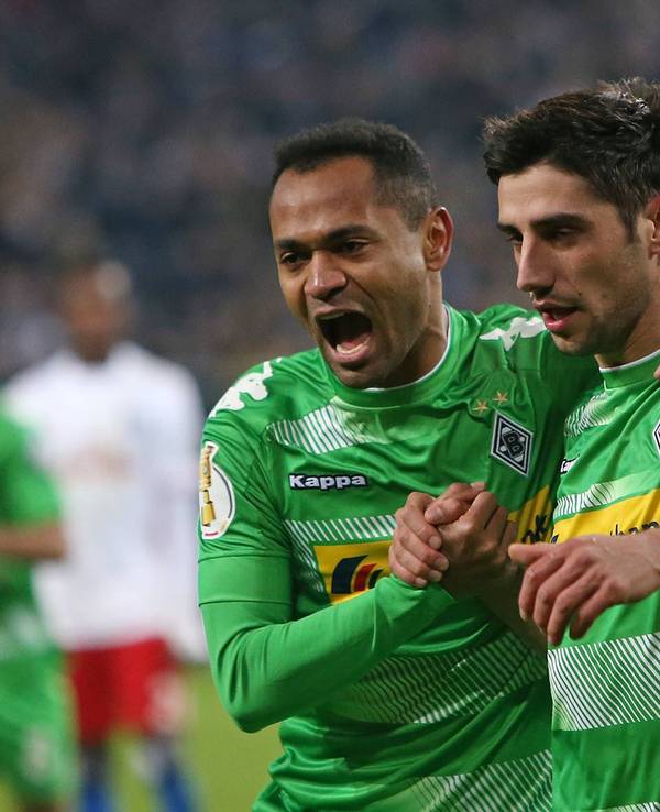 Die Gladbach-Profis Raffael und Lars Stindl jubeln im Viertelfinalspiel des DFB-Pokals beim Hamburger SV gemeinsam über Stindls Tor.