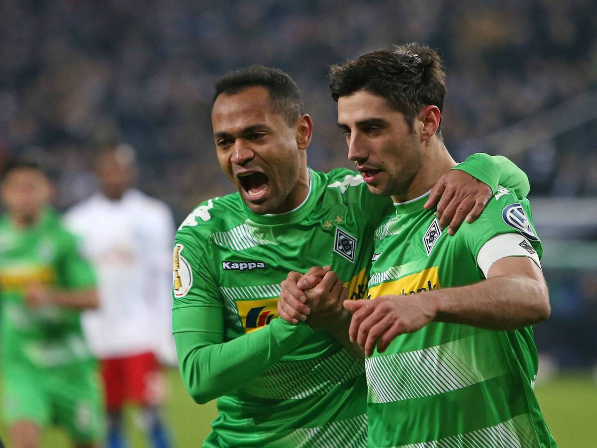Die Gladbach-Profis Raffael und Lars Stindl jubeln im Viertelfinalspiel des DFB-Pokals beim Hamburger SV gemeinsam über Stindls Tor.
