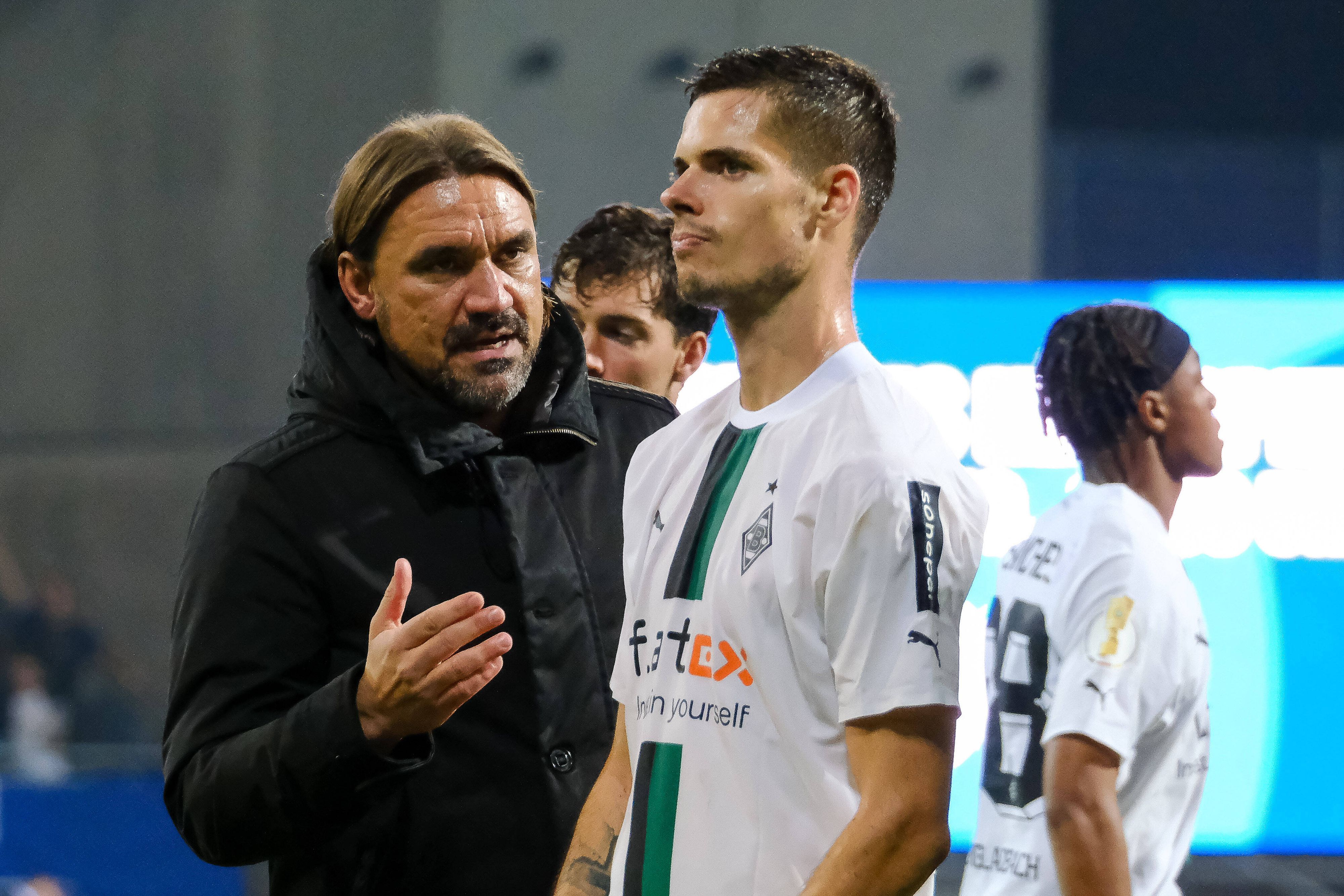 Daniel Farke will mit Julian Weigl abklatschen.