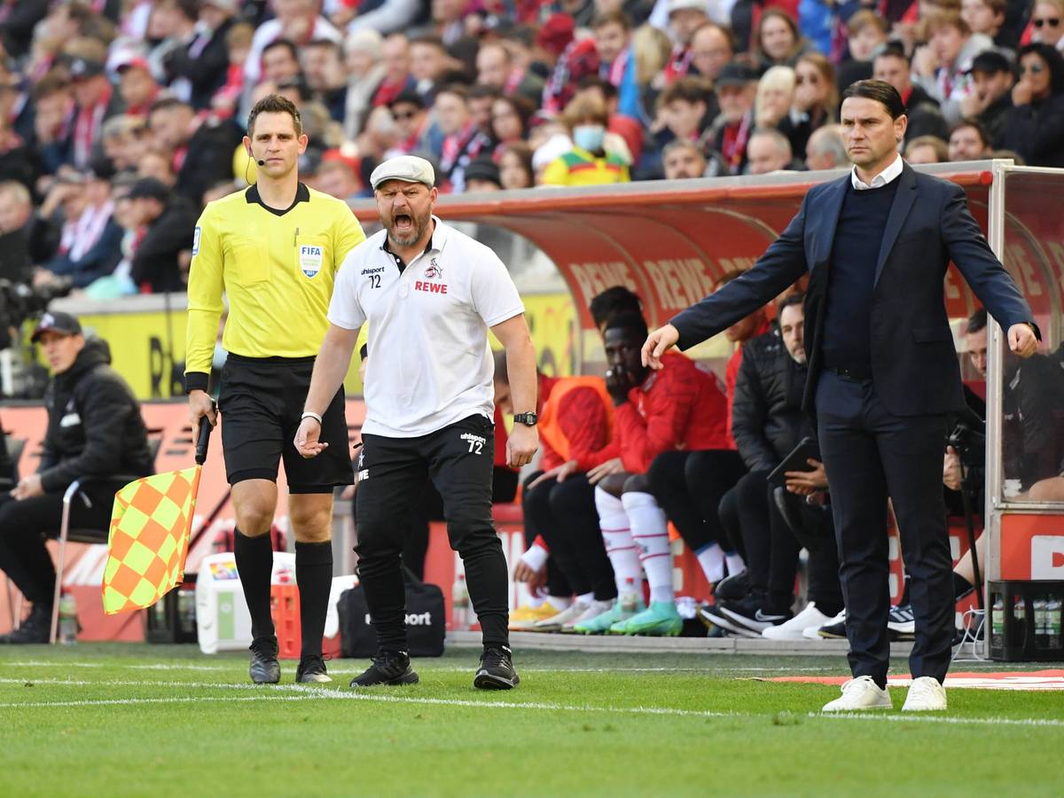 Steffen Baumgart im FC-Polo schreit laut, Seoane steht ruhig daneben.