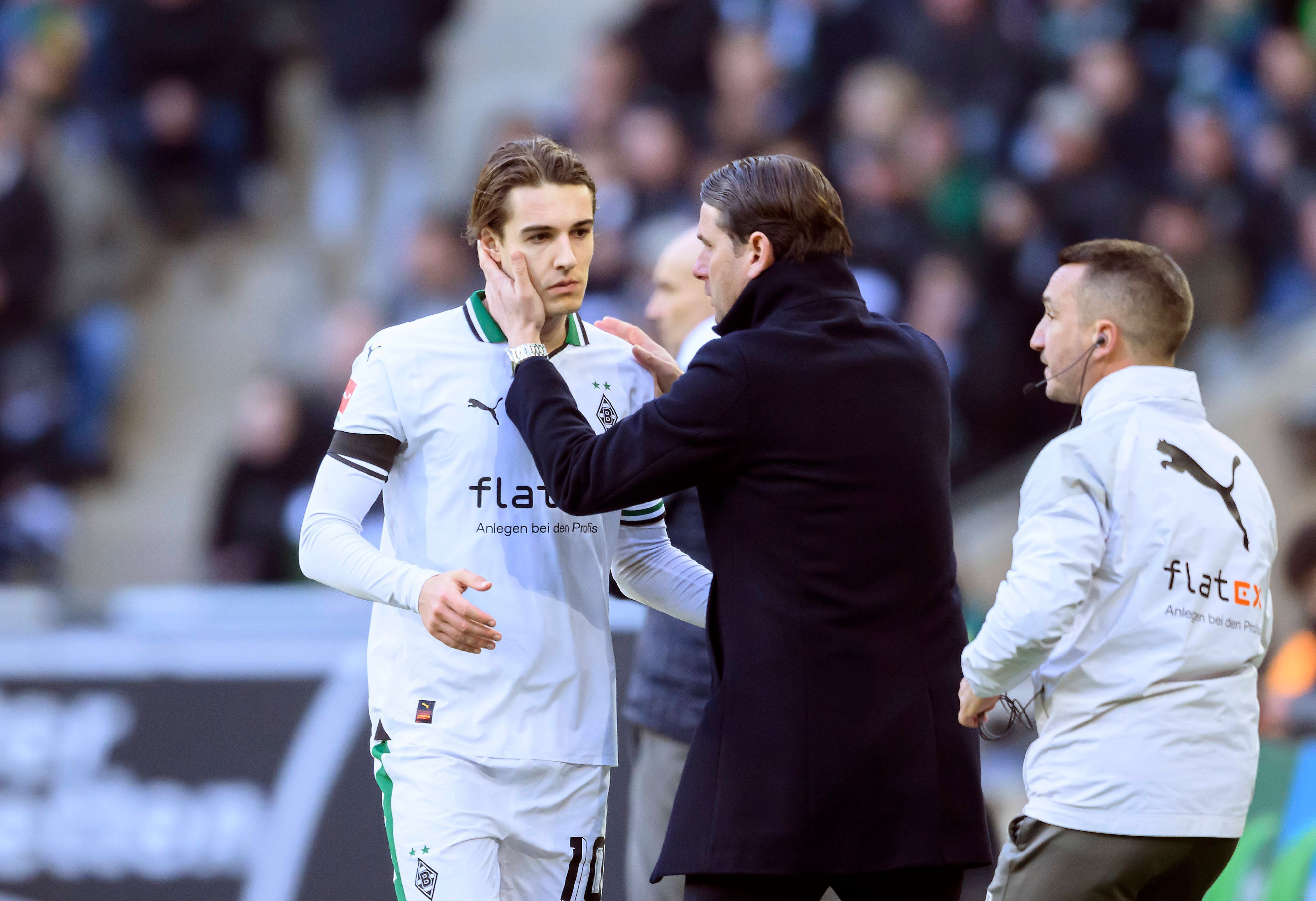 Gerardo Seoane tätschelt Florian Neuhaus bei einer Auswechslung.