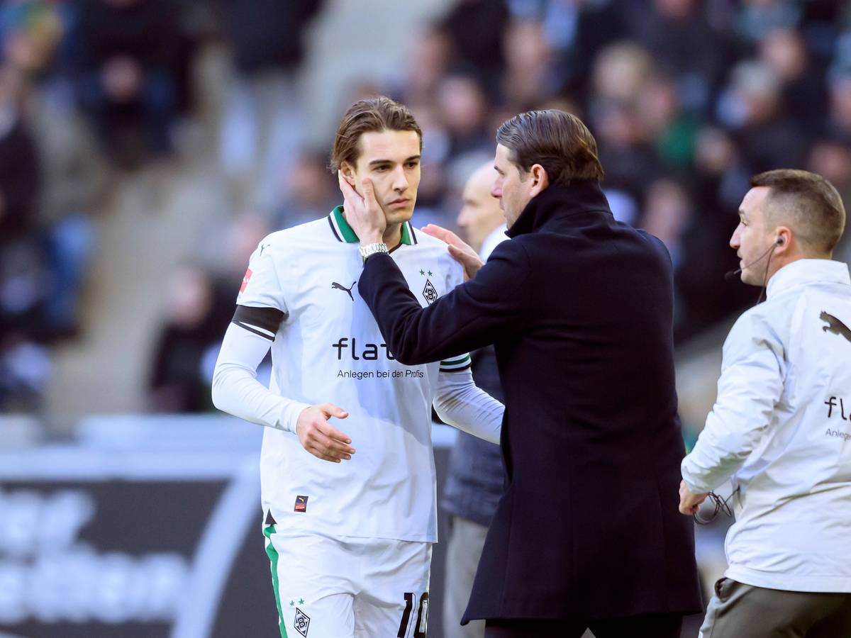 Gerardo Seoane tätschelt Florian Neuhaus bei einer Auswechslung.