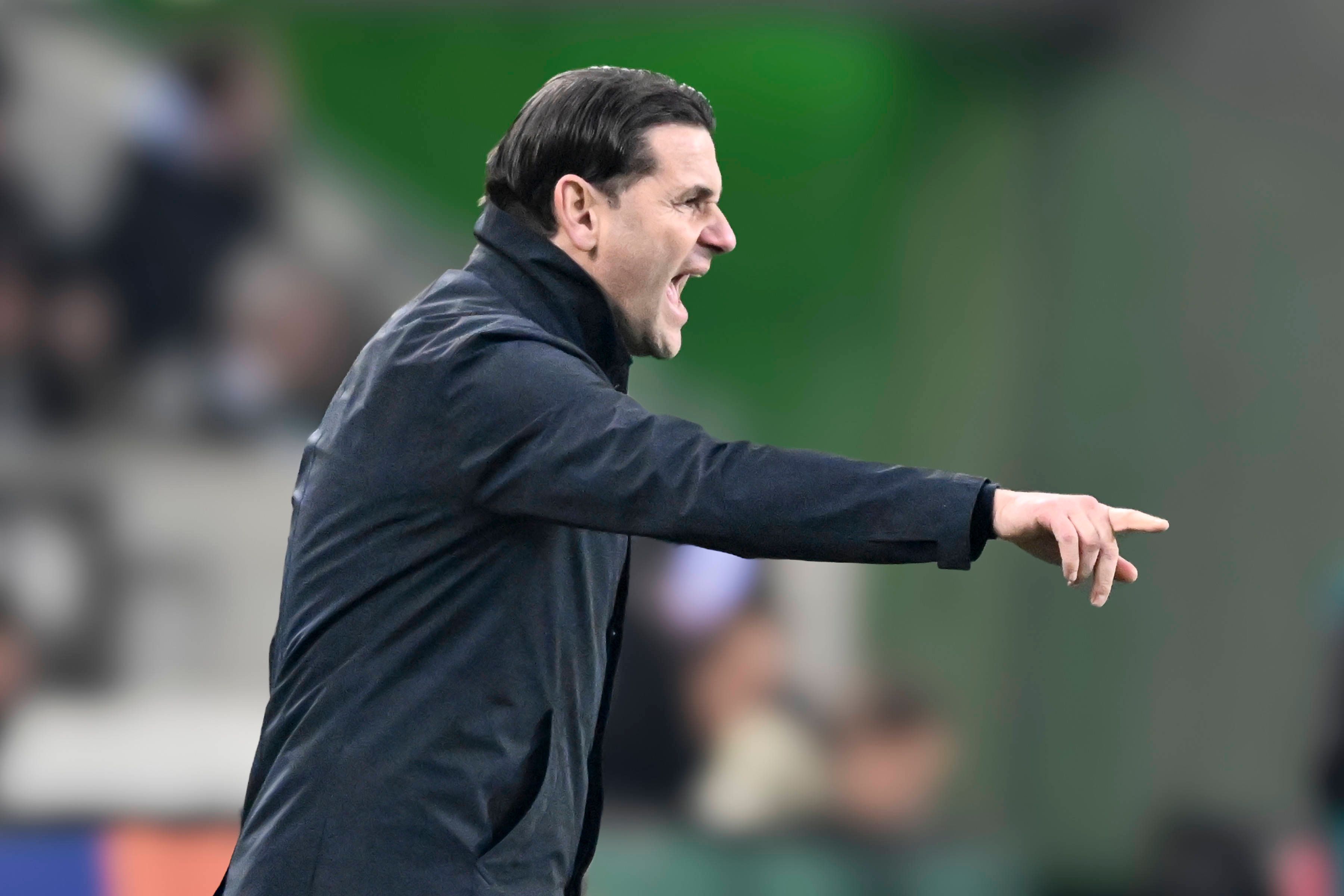 Borussia Mönchengladbachs Trainer Gerardo Seoane gestikuliert im Bundesliga-Heimspiel gegen Eintracht Frankfurt an der Seitenlinie.