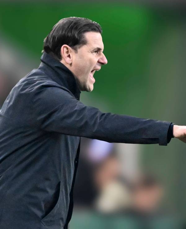 Borussia Mönchengladbachs Trainer Gerardo Seoane gestikuliert im Bundesliga-Heimspiel gegen Eintracht Frankfurt an der Seitenlinie.