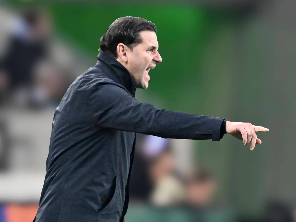 Borussia Mönchengladbachs Trainer Gerardo Seoane gestikuliert im Bundesliga-Heimspiel gegen Eintracht Frankfurt an der Seitenlinie.