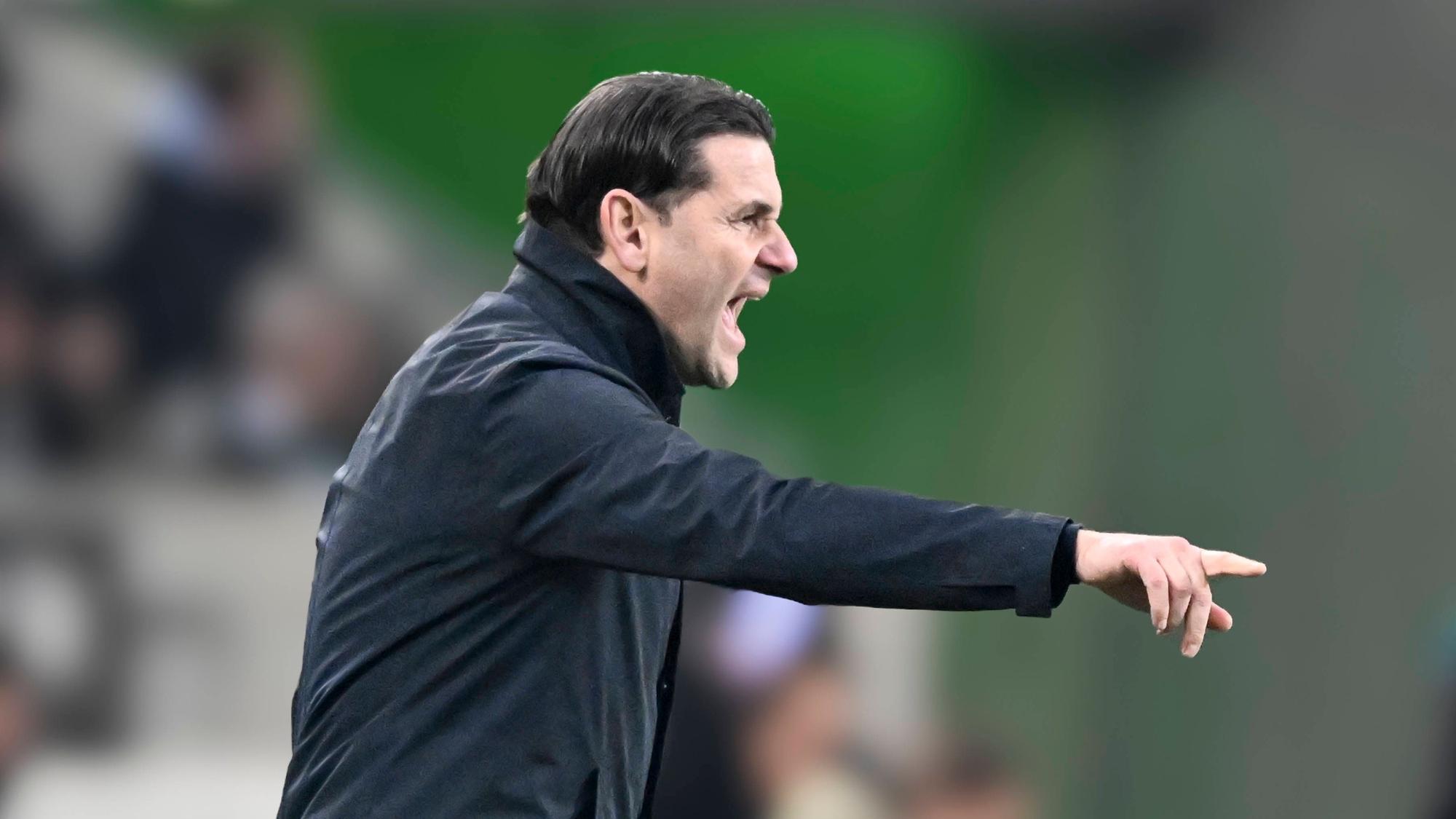 Borussia Mönchengladbachs Trainer Gerardo Seoane gestikuliert im Bundesliga-Heimspiel gegen Eintracht Frankfurt an der Seitenlinie.