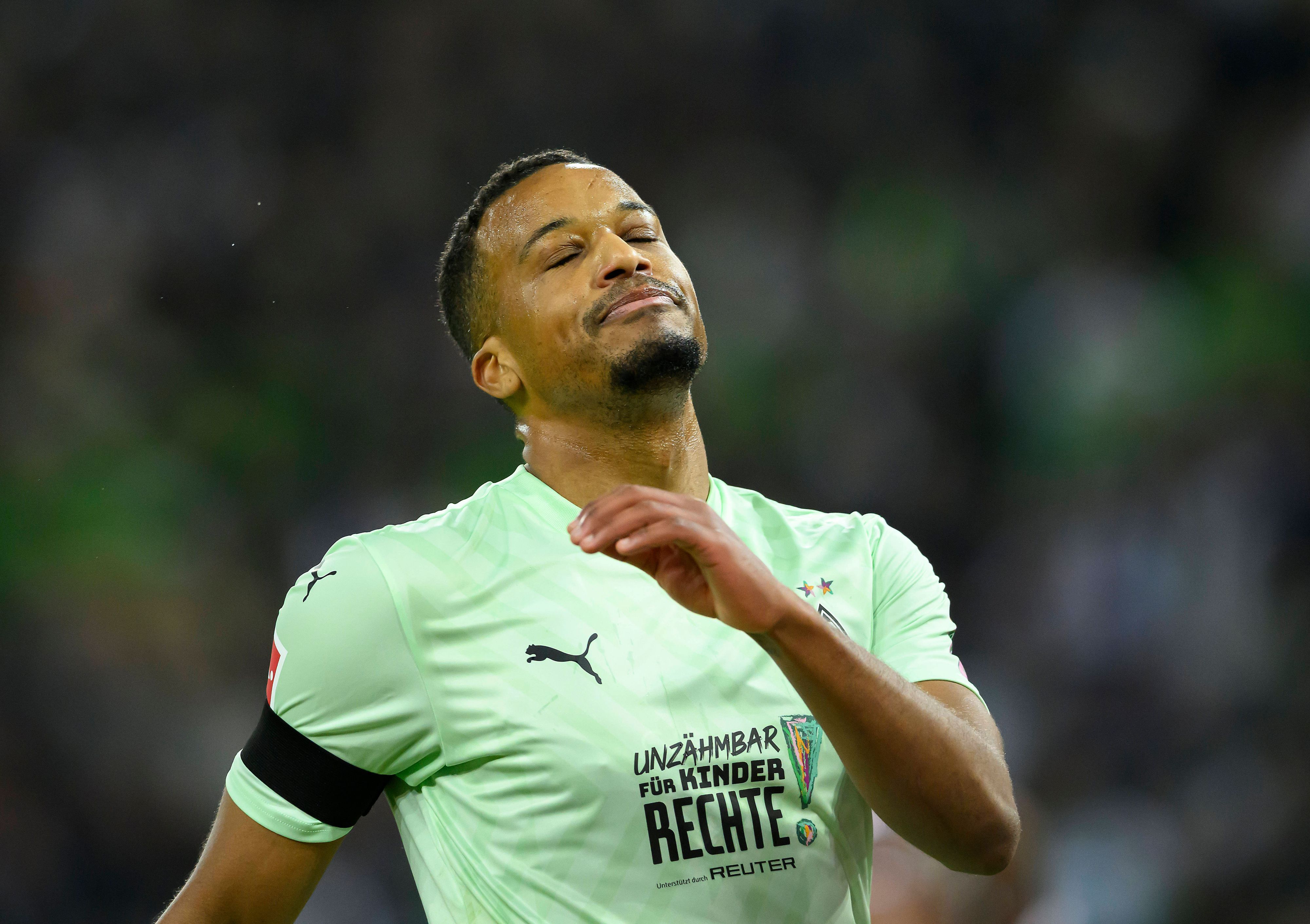 Alassane Plea gefrustet im Borussia-Trikot.