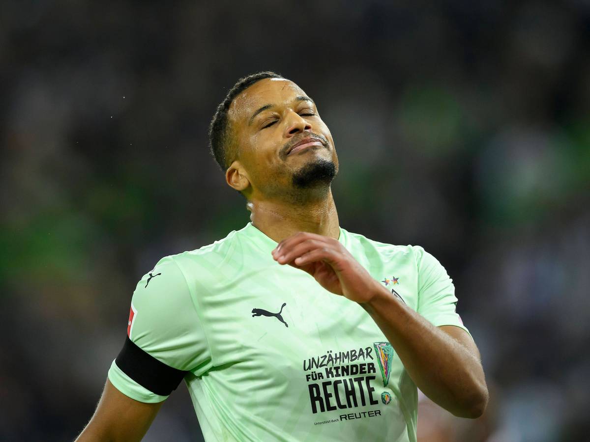 Alassane Plea gefrustet im Borussia-Trikot.