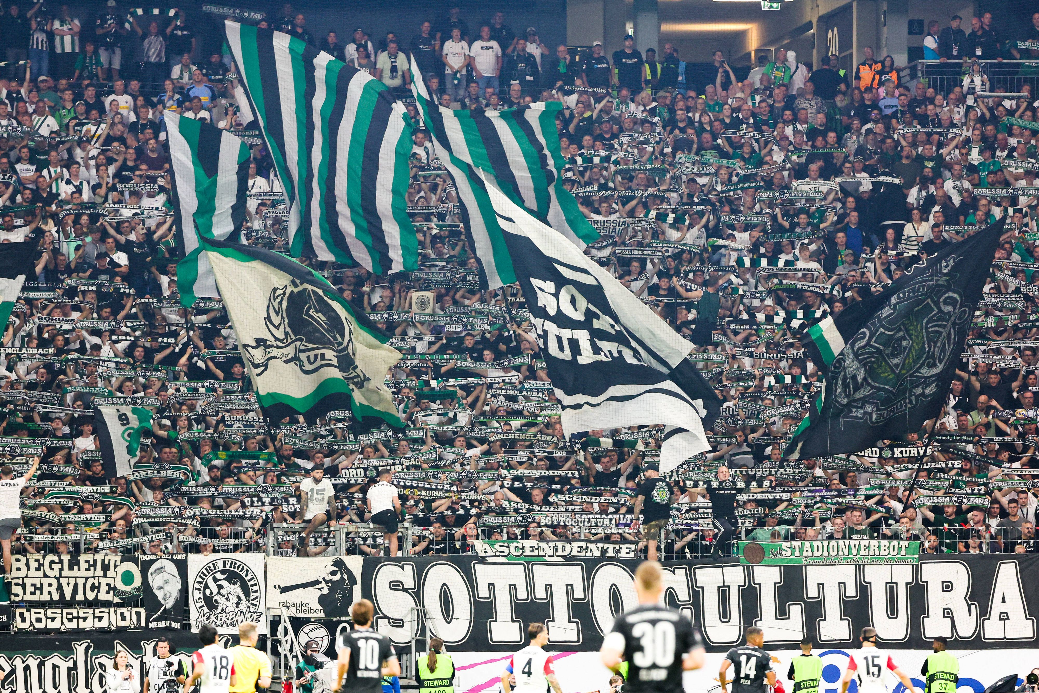 Die Gladbach-Fans mit einem Banner der Sottocultura.