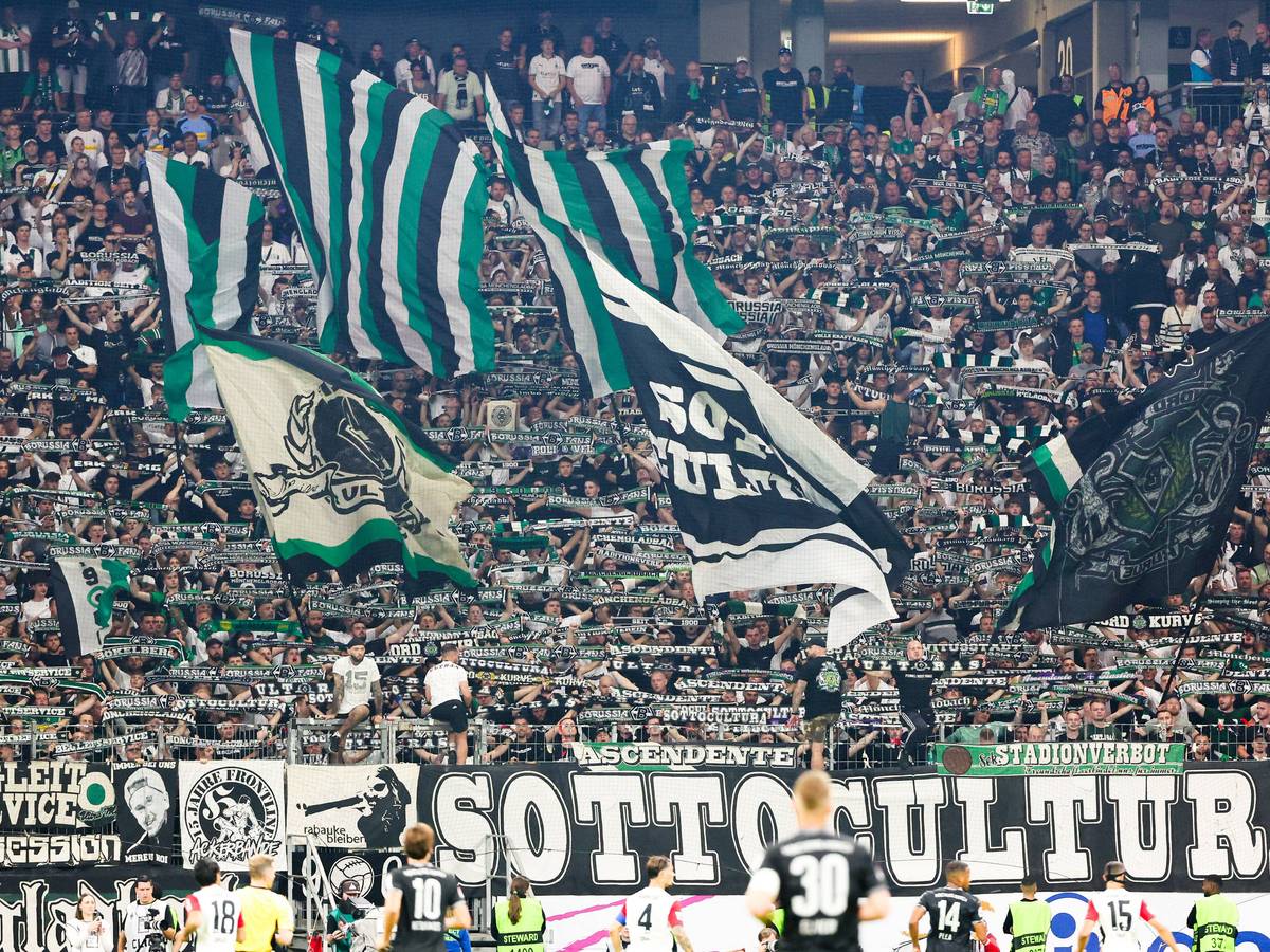 Die Gladbach-Fans mit einem Banner der Sottocultura.