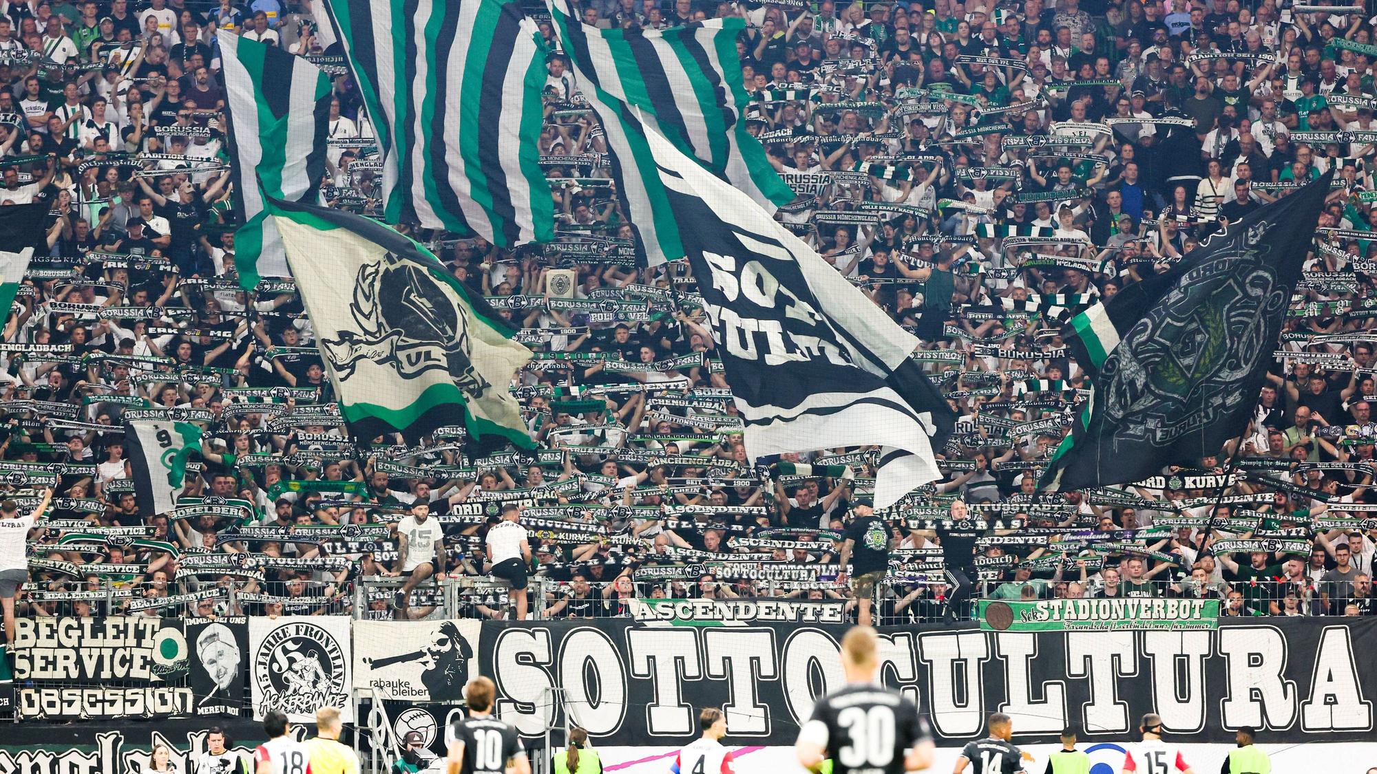 Die Gladbach-Fans mit einem Banner der Sottocultura.