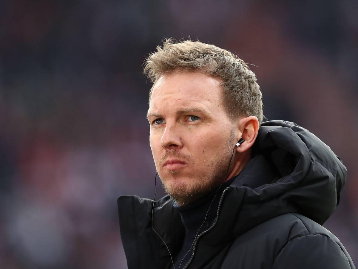 Julian Nagelsmann schaut in die Ferne.