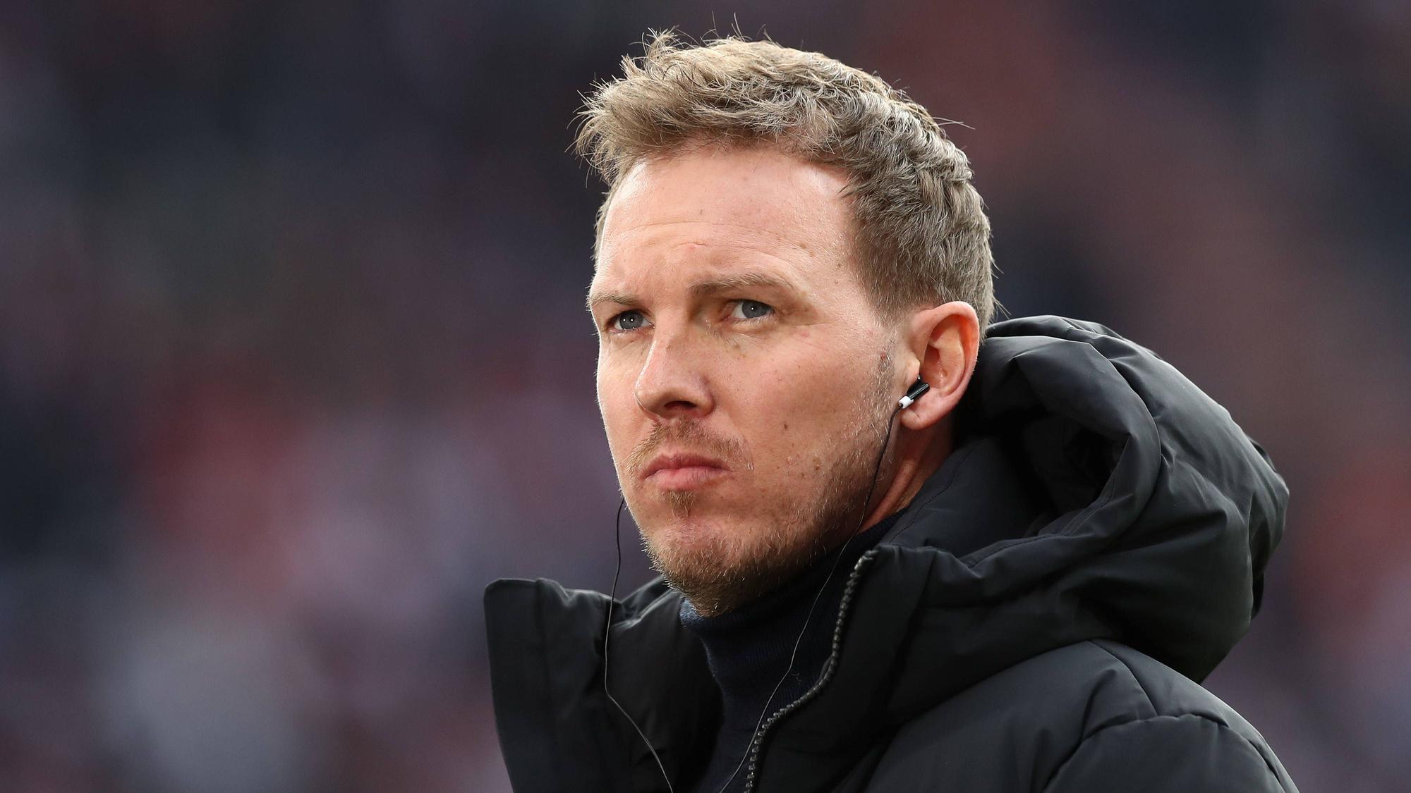 Julian Nagelsmann schaut in die Ferne.