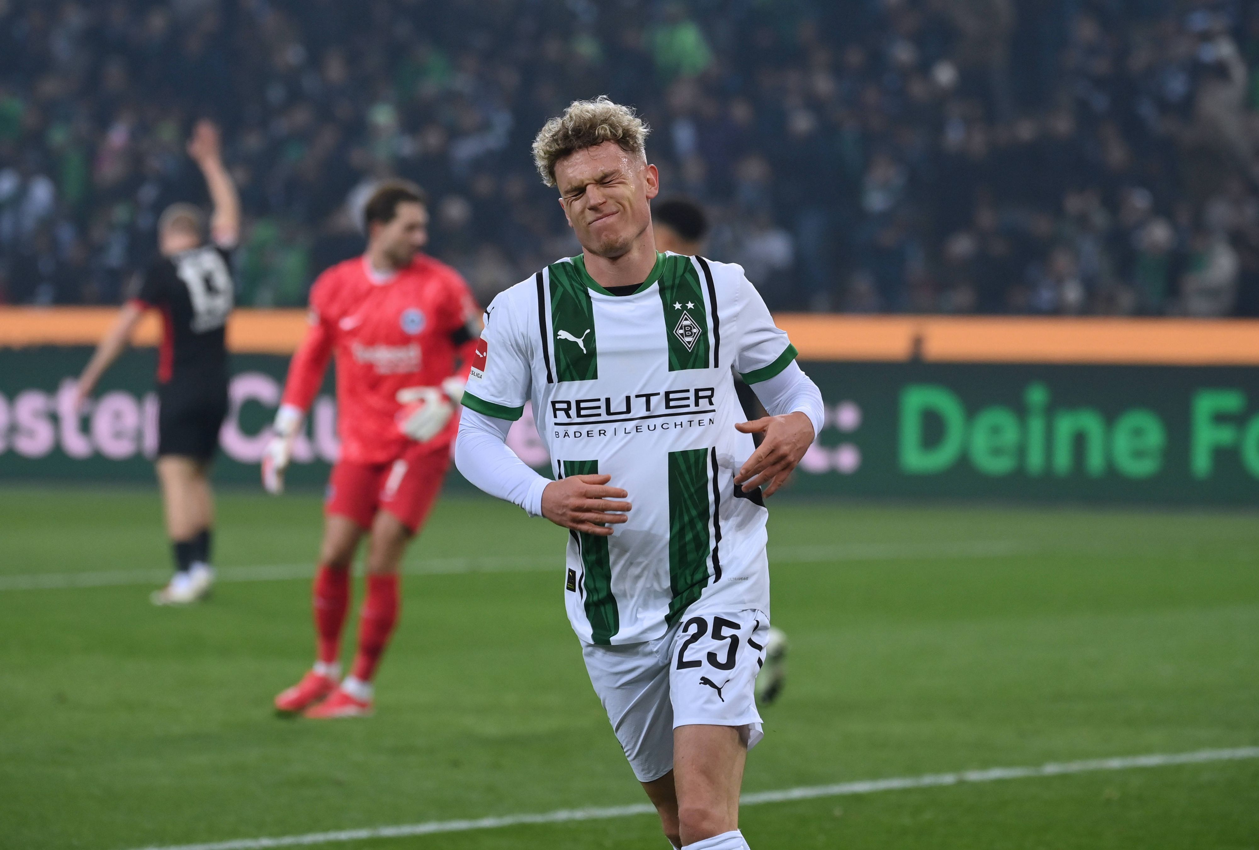 Robin Hack kneift die Augen frustriert zusammen.