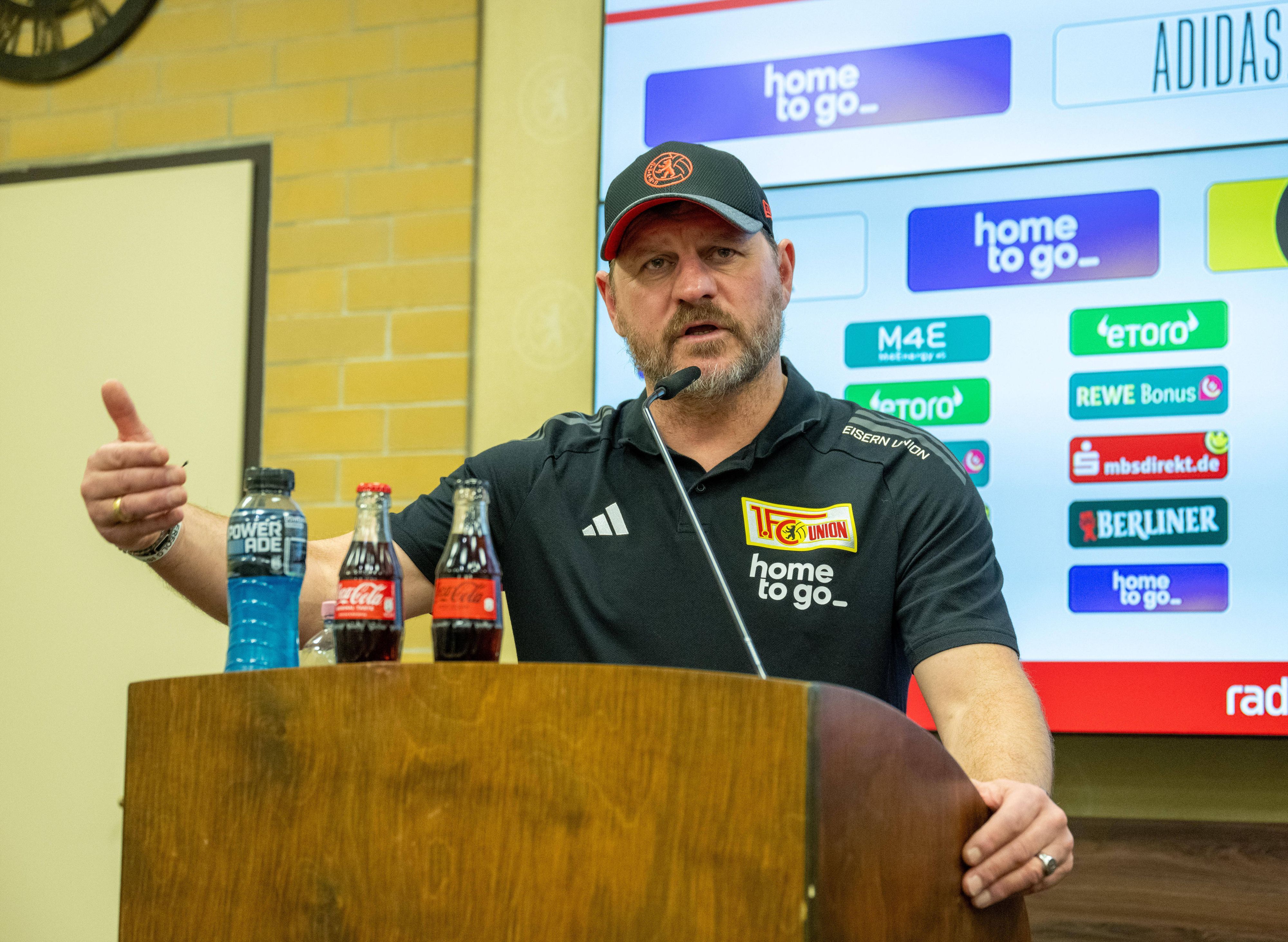 Union Berlins Trainer Steffen Baumgart antwortet bei der Pressekonferenz vor dem Bundesliga-Heimspiel gegen Borussia Mönchengladbach auf eine Frage und gestikuliert mit der rechten Hand.