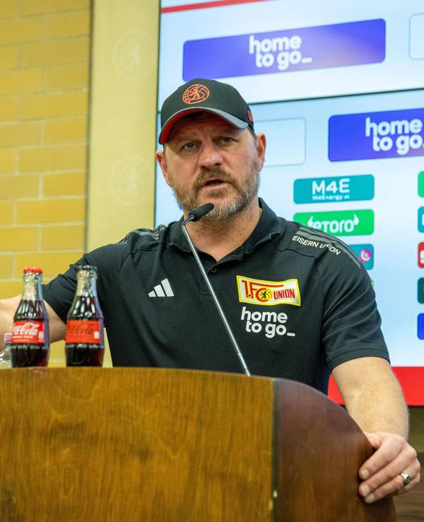 Union Berlins Trainer Steffen Baumgart antwortet bei der Pressekonferenz vor dem Bundesliga-Heimspiel gegen Borussia Mönchengladbach auf eine Frage und gestikuliert mit der rechten Hand.