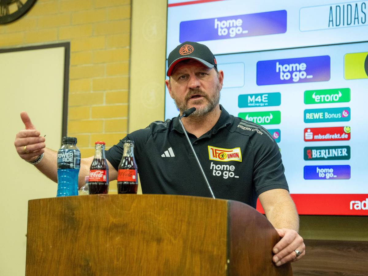 Union Berlins Trainer Steffen Baumgart antwortet bei der Pressekonferenz vor dem Bundesliga-Heimspiel gegen Borussia Mönchengladbach auf eine Frage und gestikuliert mit der rechten Hand.