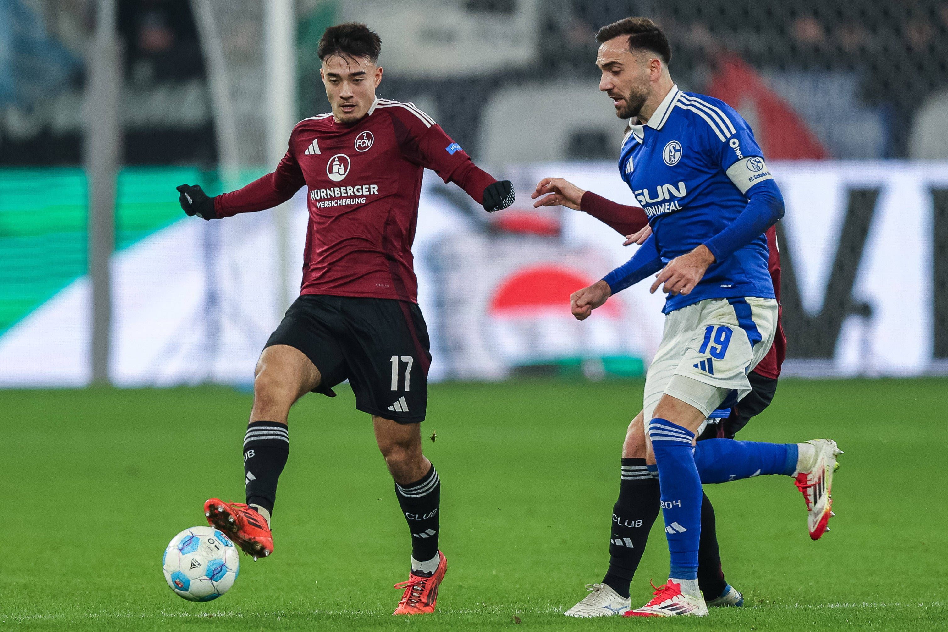 Castrop hat den Ball, Karaman läuft hinterher.