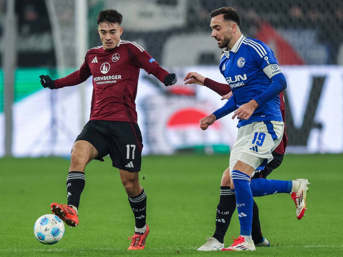 Castrop hat den Ball, Karaman läuft hinterher.