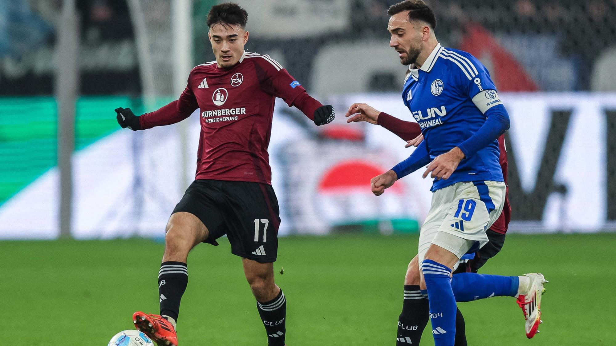 Castrop hat den Ball, Karaman läuft hinterher.