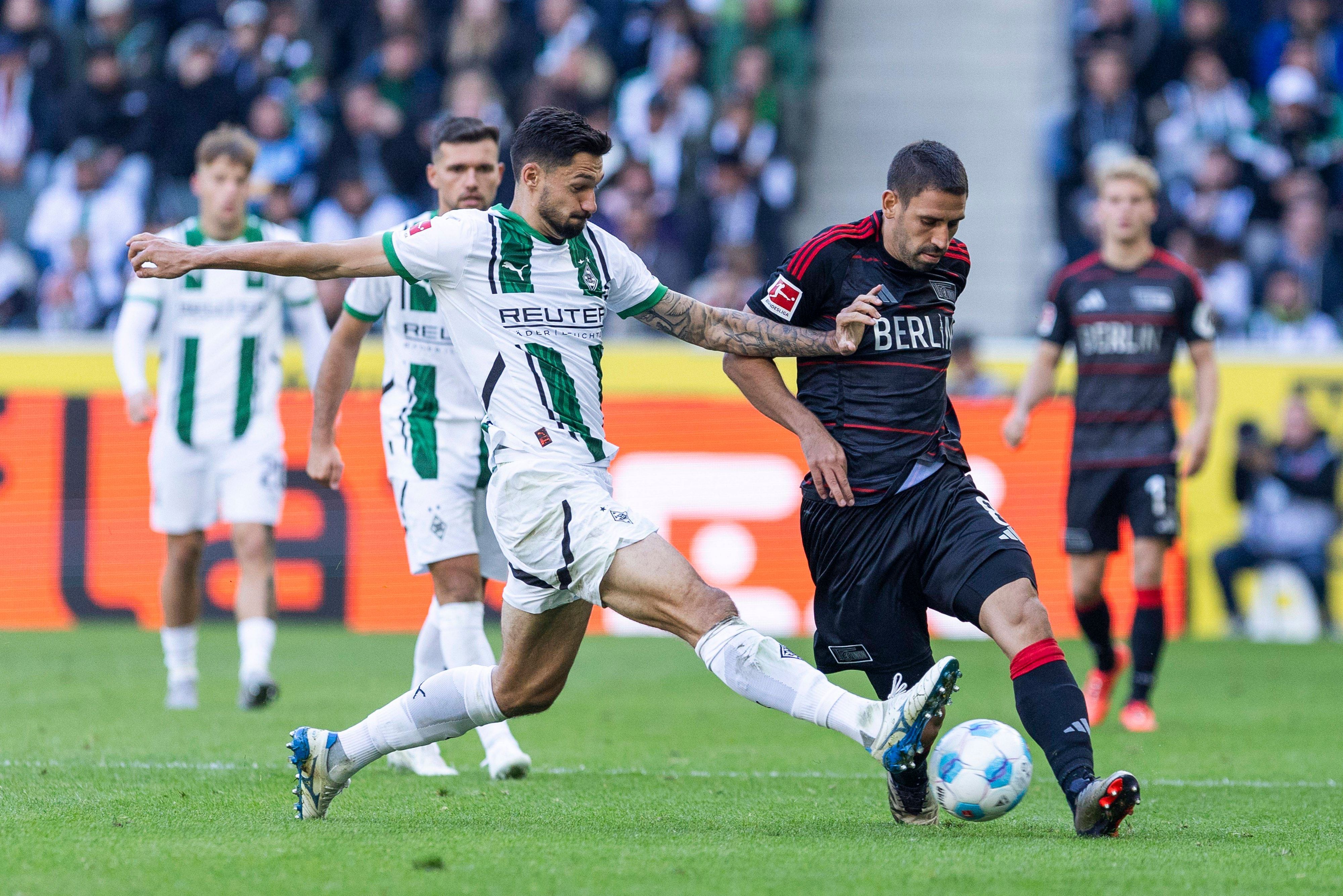 Borussia Mönchengladbachs Tim Kleindienst und Union Berlins Rani Khedira kämpfen um den Ball.