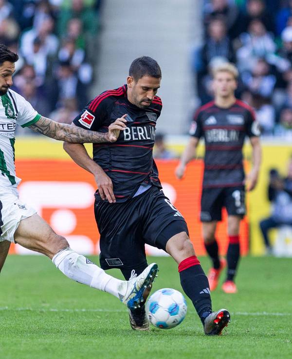 Borussia Mönchengladbachs Tim Kleindienst und Union Berlins Rani Khedira kämpfen um den Ball.