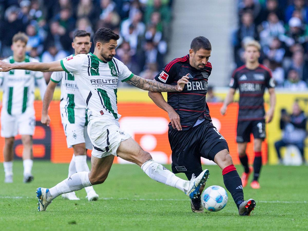Borussia Mönchengladbachs Tim Kleindienst und Union Berlins Rani Khedira kämpfen um den Ball.