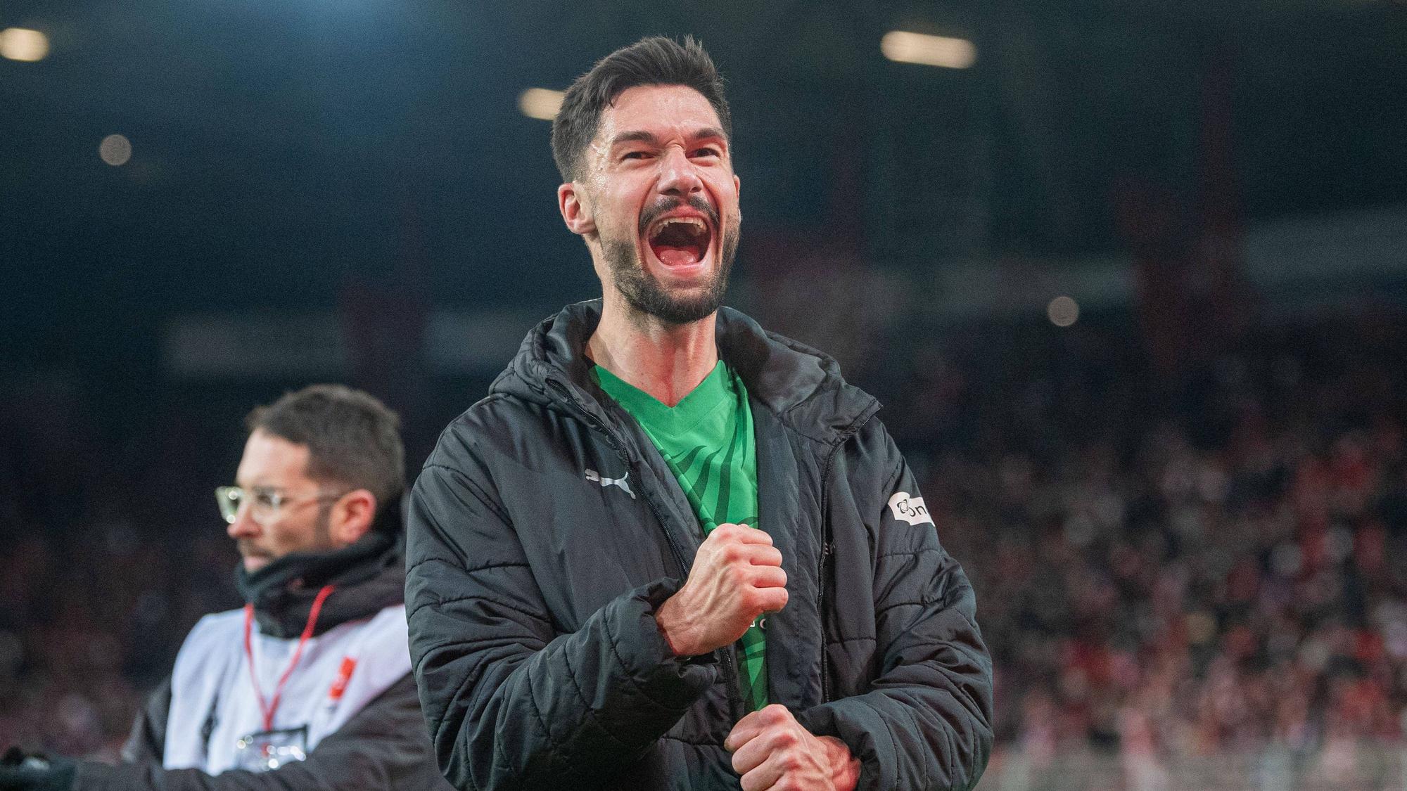 Borussia Mönchengladbachs Tim Kleindienst jubelt nach dem Bundesliga-Auswärtsspiel bei Union Berlin mit geballter Faust vor dem Block der mitgereisten Gladbach-Fans.