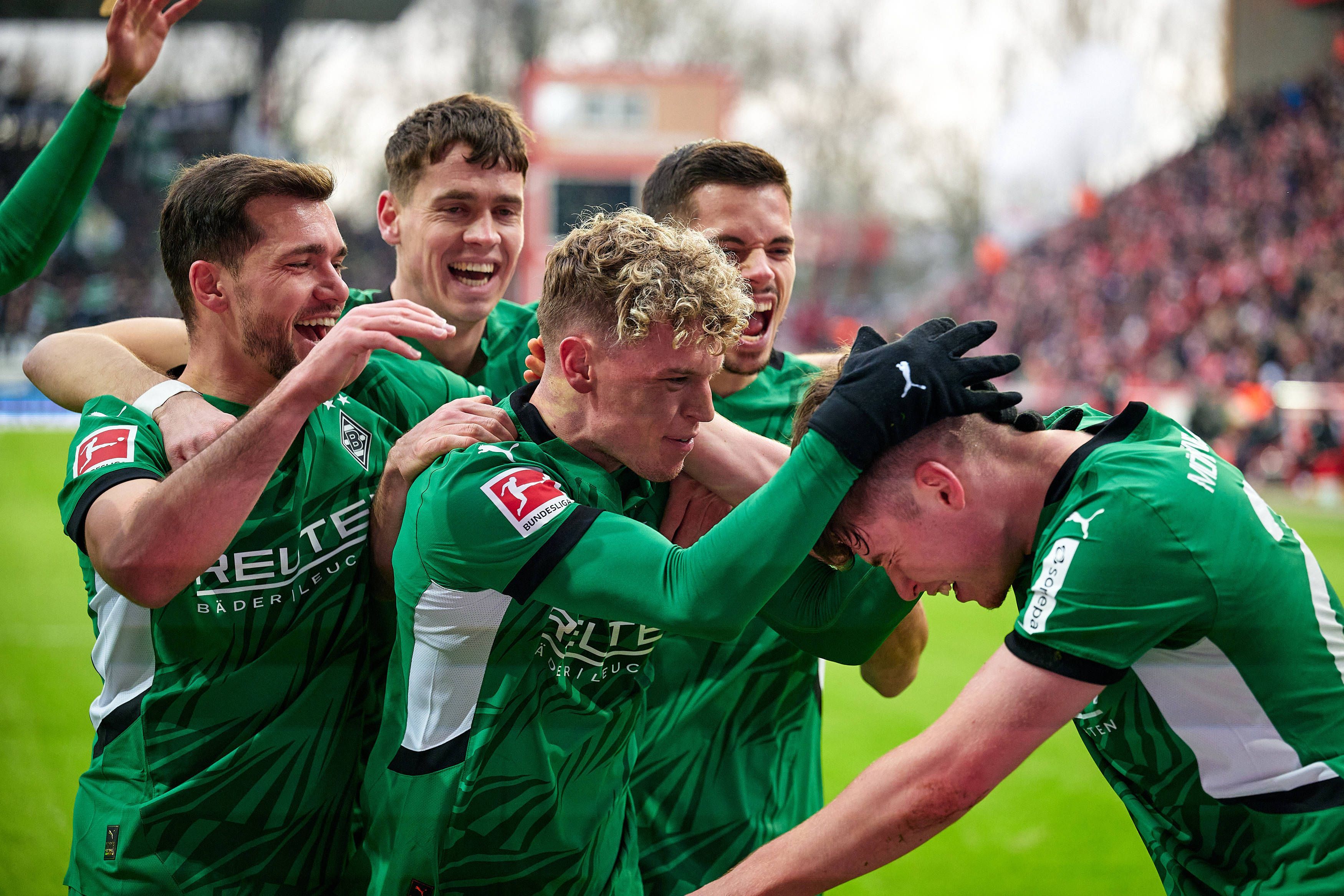 Borussia Mönchengladbachs Lukas Ullrich jubelt mit seinen Teamkollegen über sein Tor im Bundesliga-Spiel bei Union Berlin.