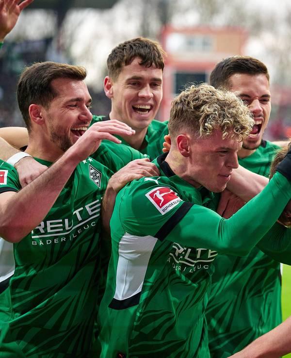 Borussia Mönchengladbachs Lukas Ullrich jubelt mit seinen Teamkollegen über sein Tor im Bundesliga-Spiel bei Union Berlin.