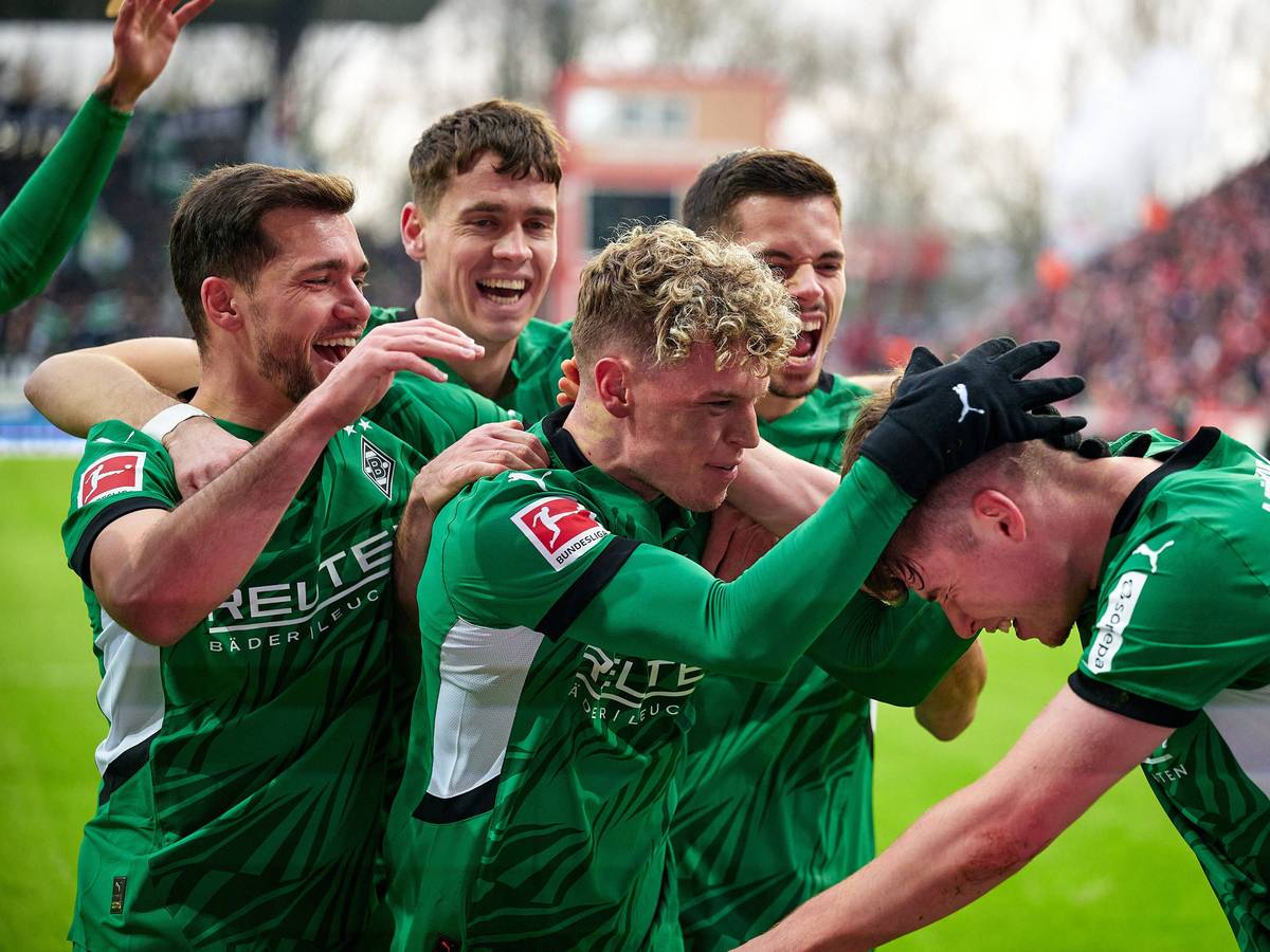 Borussia Mönchengladbachs Lukas Ullrich jubelt mit seinen Teamkollegen über sein Tor im Bundesliga-Spiel bei Union Berlin.