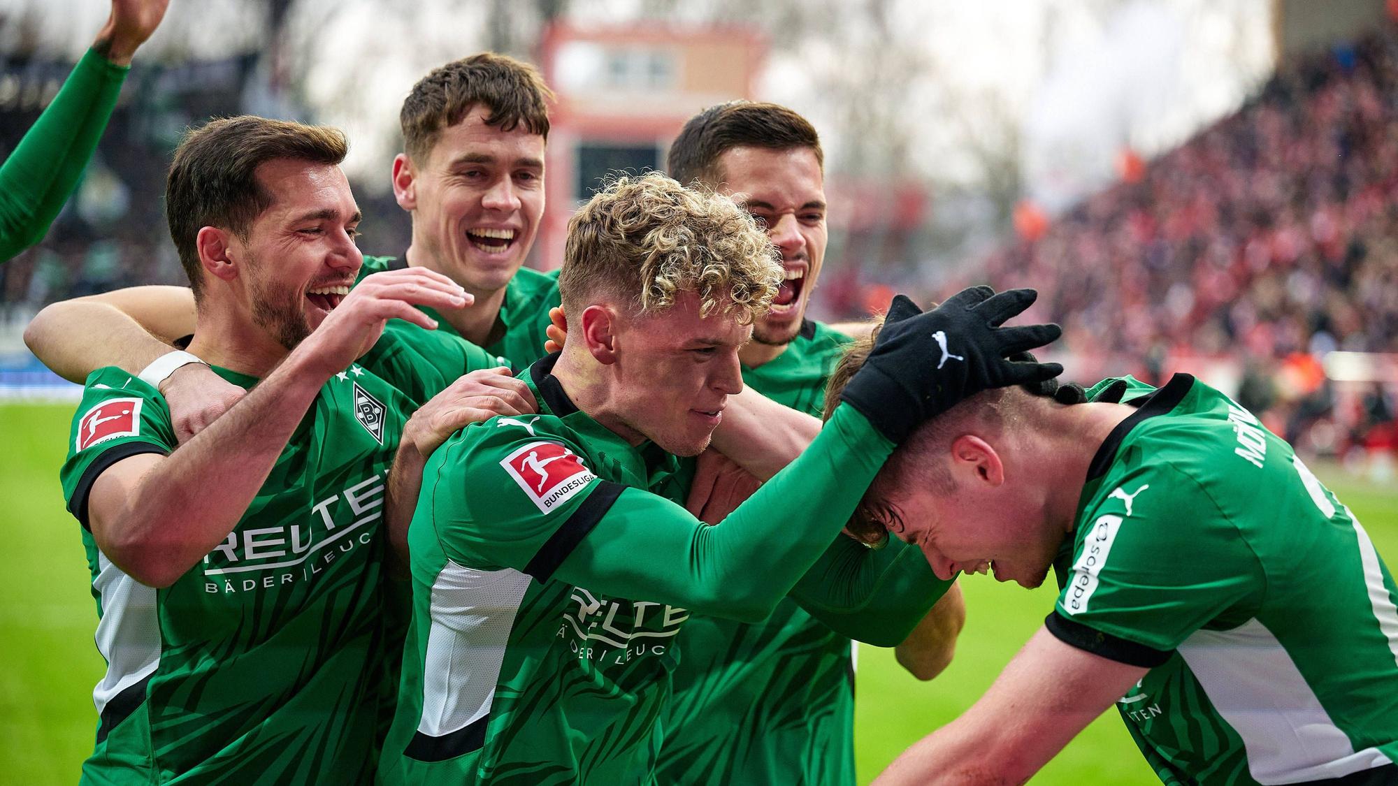 Borussia Mönchengladbachs Lukas Ullrich jubelt mit seinen Teamkollegen über sein Tor im Bundesliga-Spiel bei Union Berlin.