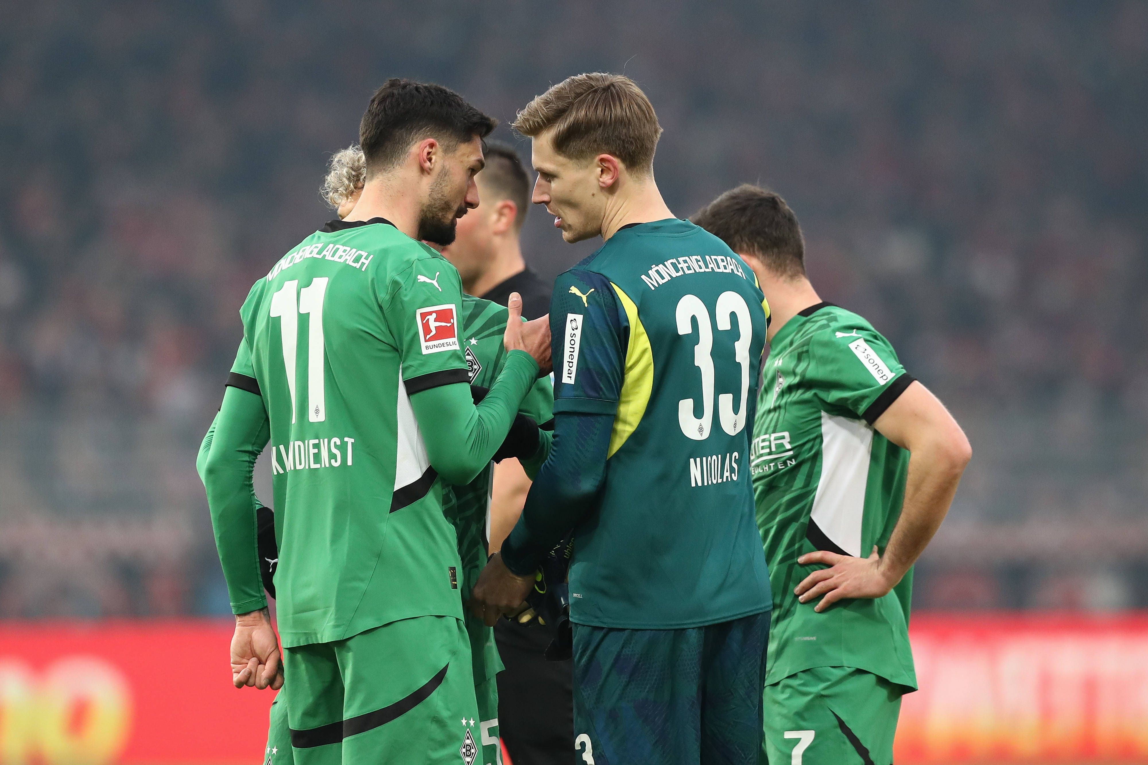 Borussia Mönchengladbachs Keeper Moritz Nicolas und Teamkollege Tim Kleindienst sprechen im Bundesliga-Auswärtsspiel bei Union Berlin miteinander auf dem Platz.