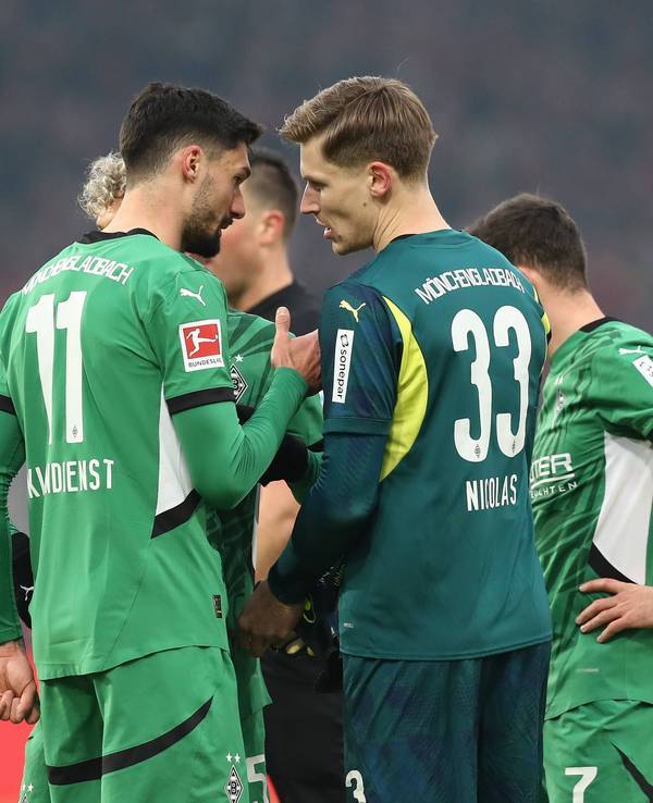 Borussia Mönchengladbachs Keeper Moritz Nicolas und Teamkollege Tim Kleindienst sprechen im Bundesliga-Auswärtsspiel bei Union Berlin miteinander auf dem Platz.