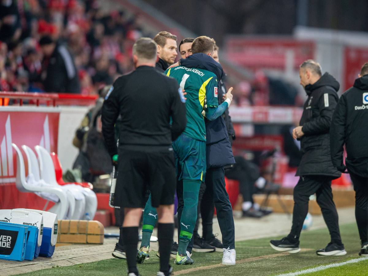 Gerardo Seoane umarmt Jonas Omlin an der Seitenlinie.