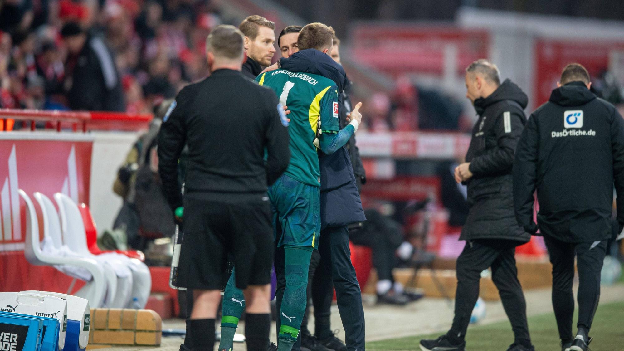 Gerardo Seoane umarmt Jonas Omlin an der Seitenlinie.