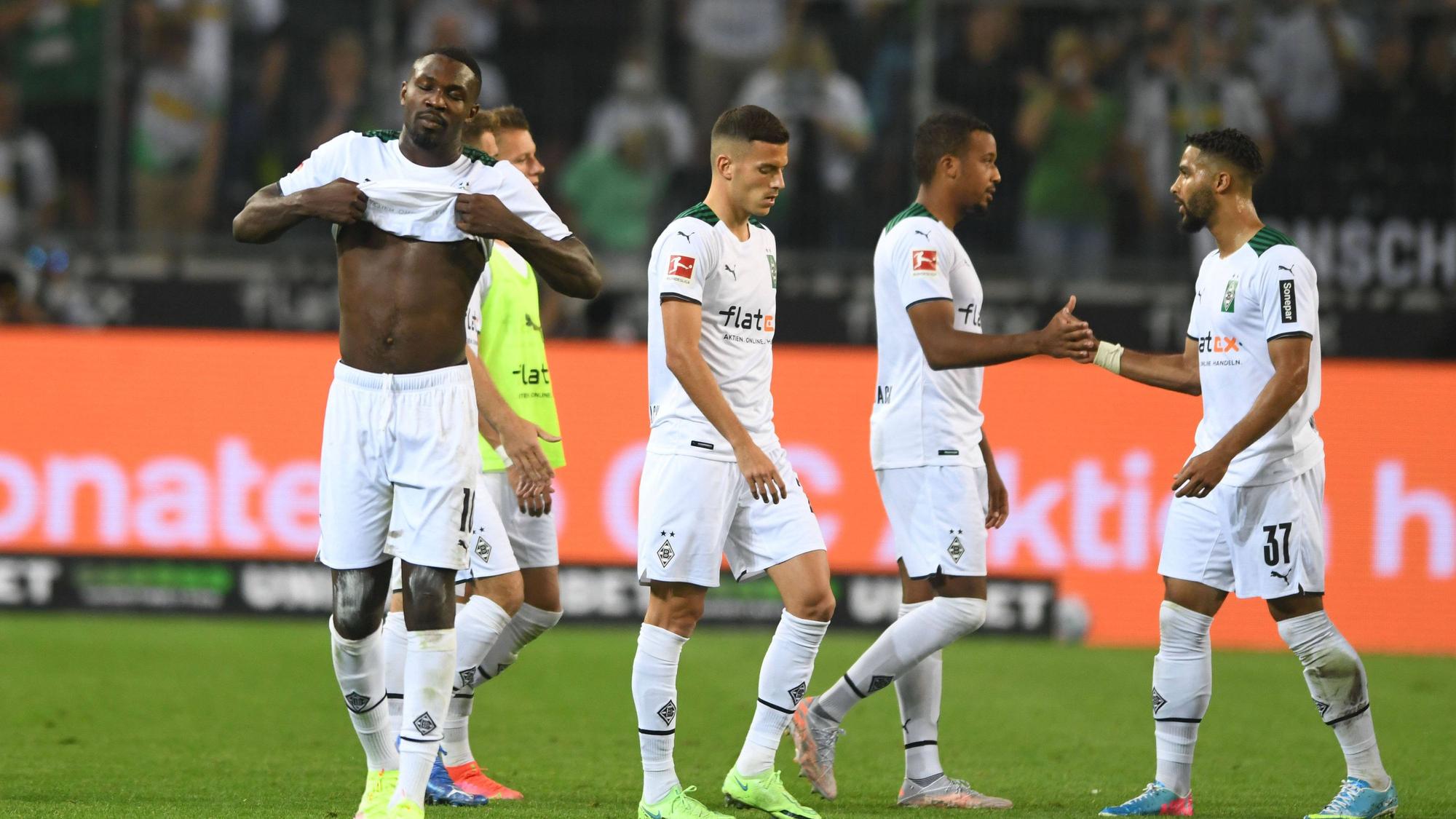 Enttäuschte Spieler von Borussia Mönchengladbach nach dem Schlusspfiff.