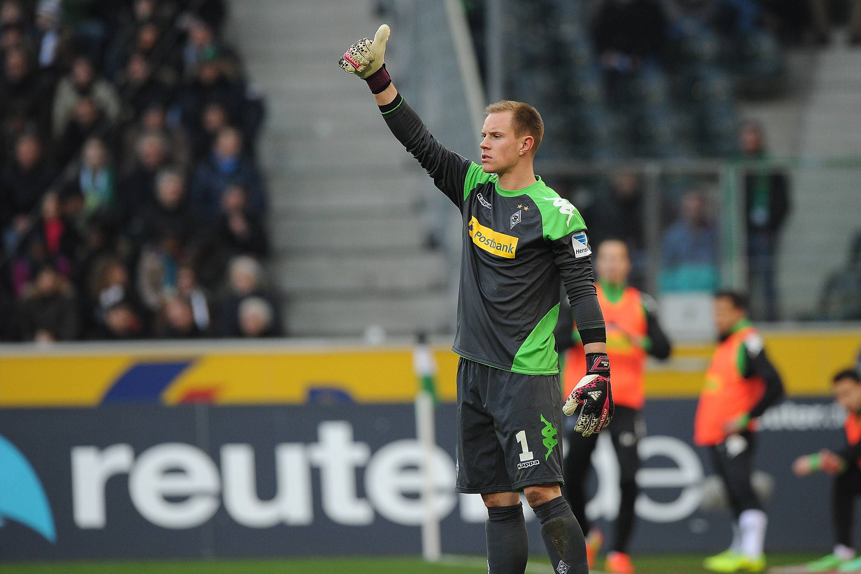 Marc-André ter Stegen hebt den Daumen im Gladbach-Trikot.