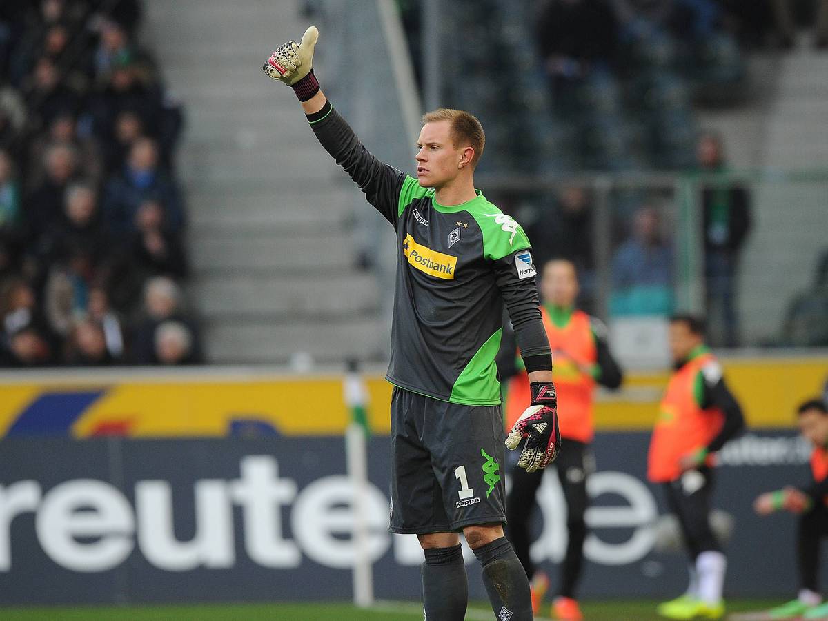 Marc-André ter Stegen hebt den Daumen im Gladbach-Trikot.