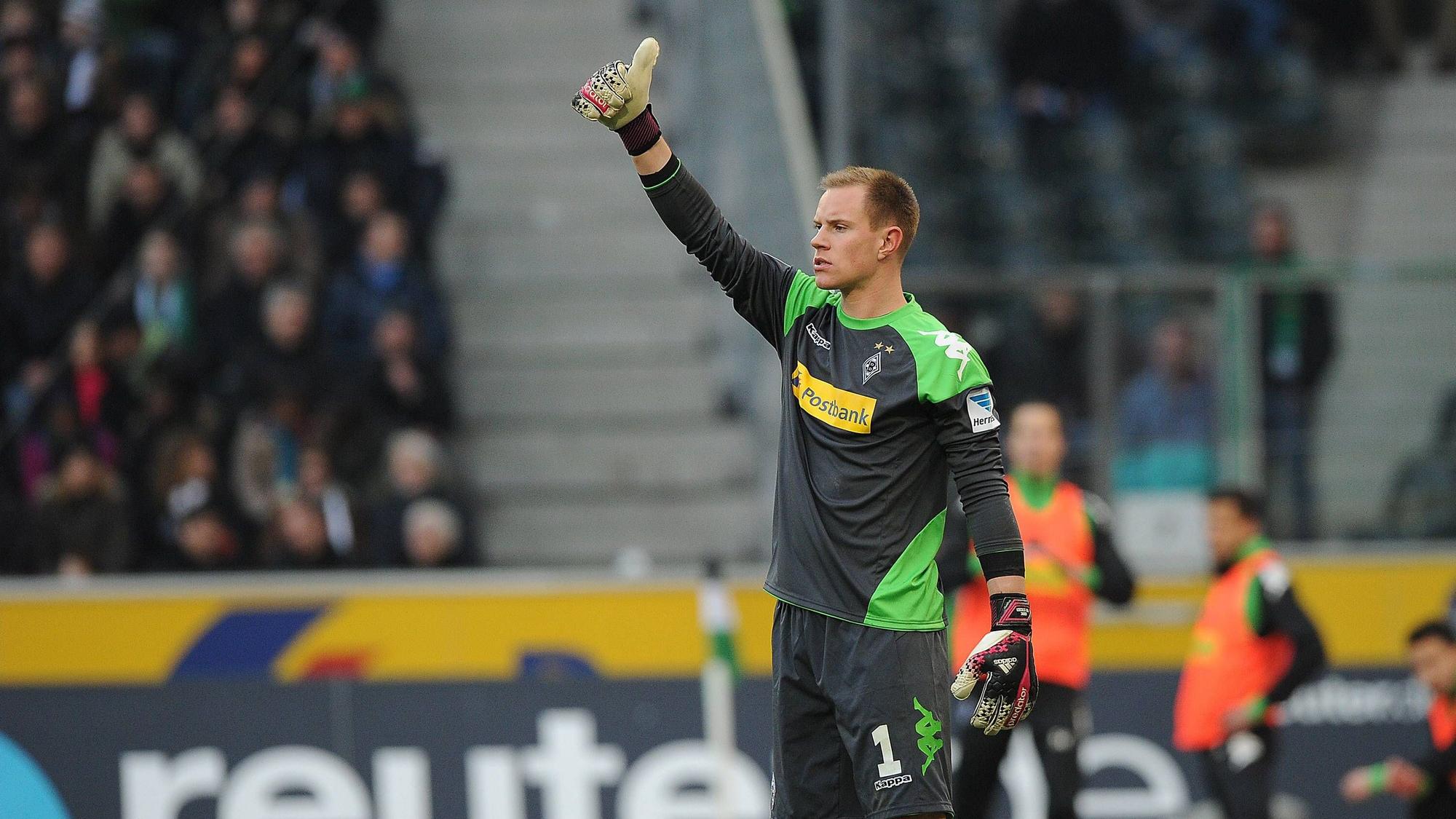 Marc-André ter Stegen hebt den Daumen im Gladbach-Trikot.