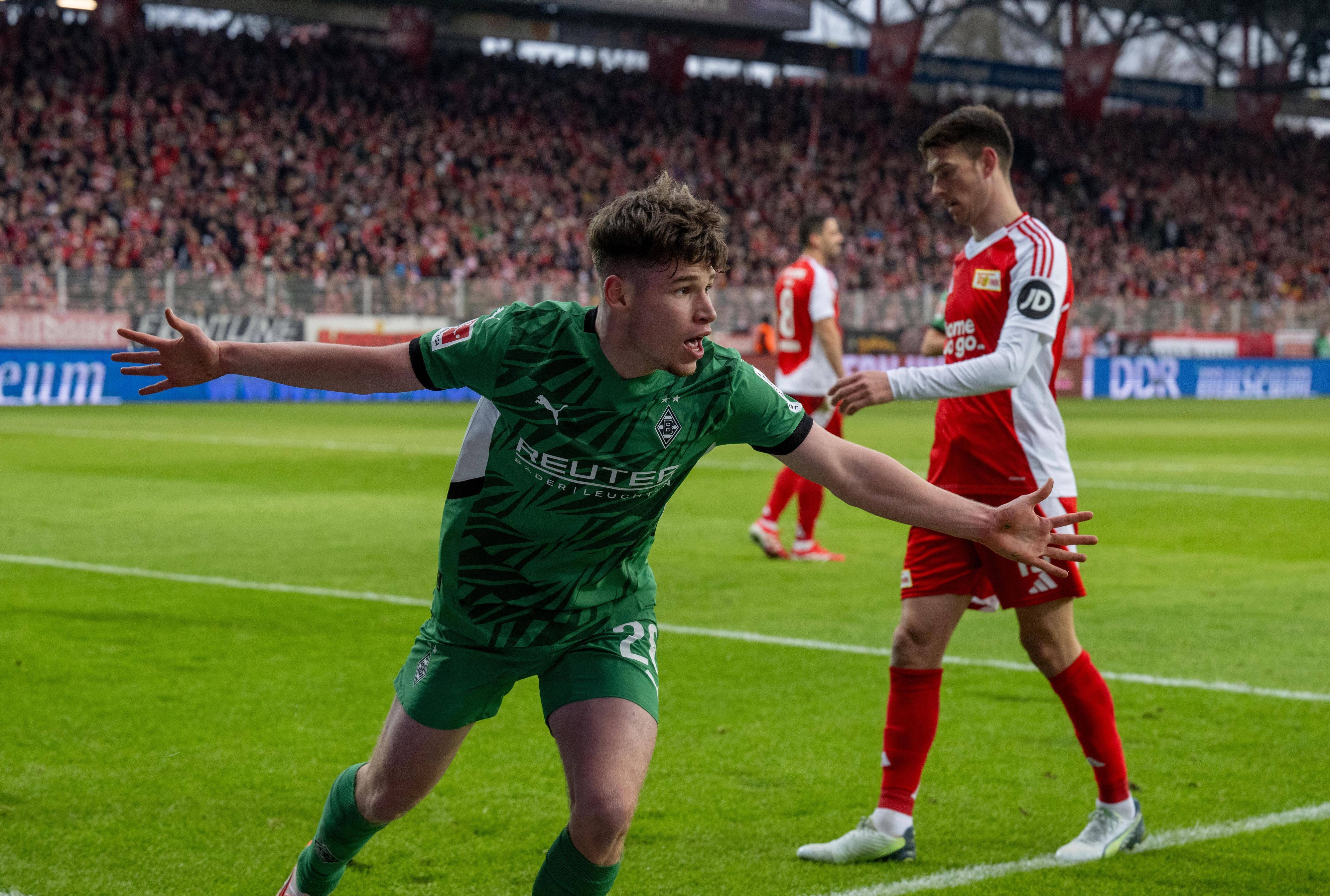 Lukas Ullrich bejubelt sein erstes Bundesliga-Tor.