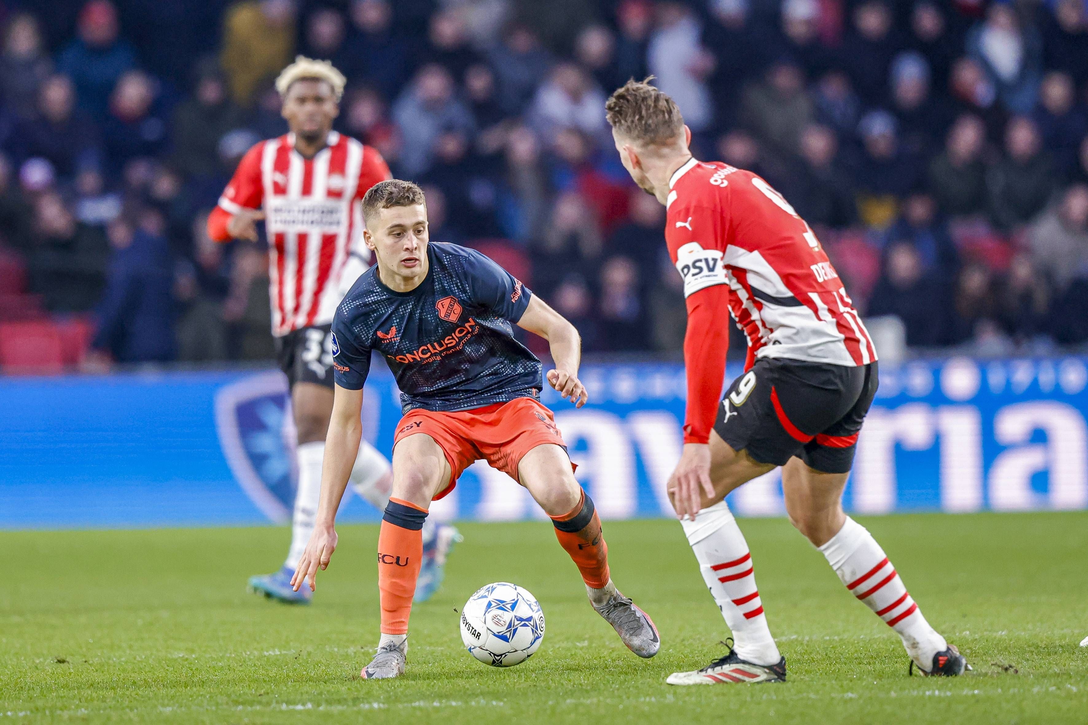 Oscar Fraulo versucht Luuk de Jong auszudribbeln.