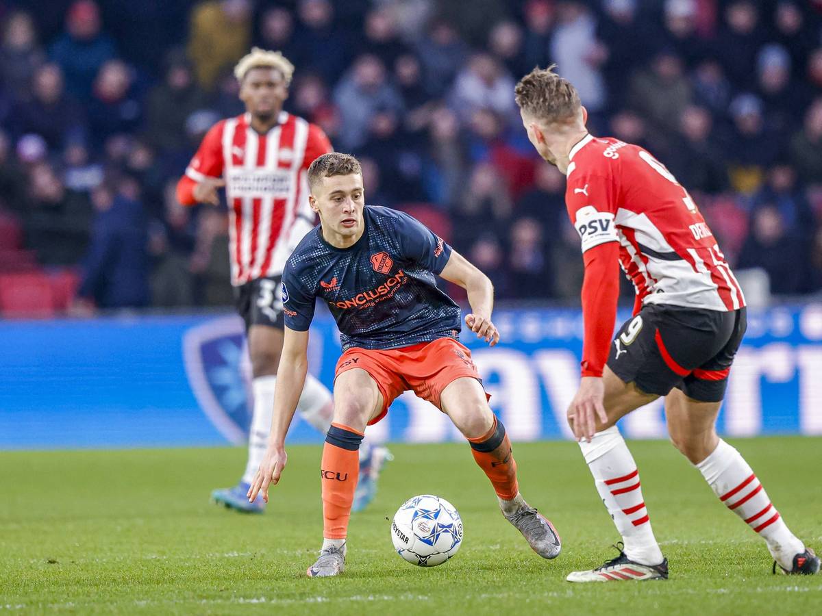 Oscar Fraulo versucht Luuk de Jong auszudribbeln.