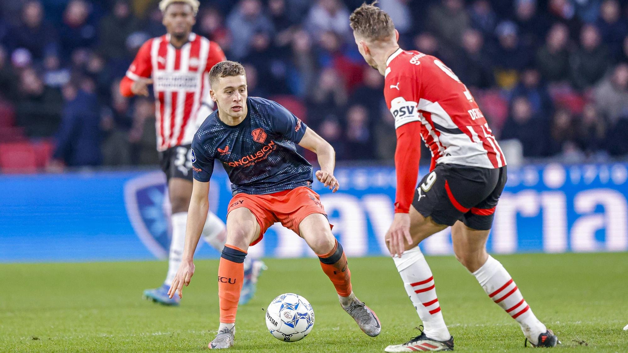 Oscar Fraulo versucht Luuk de Jong auszudribbeln.